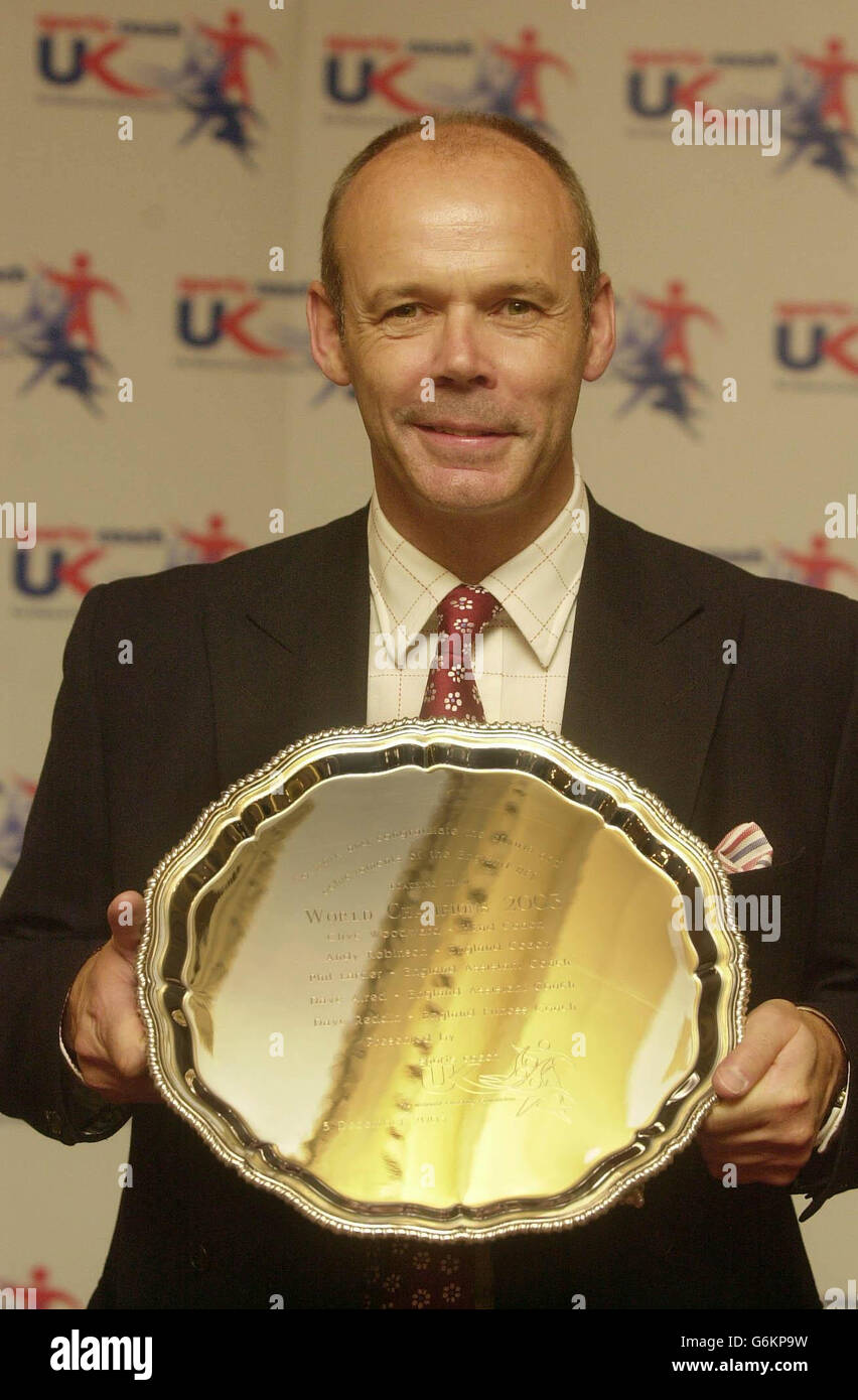 Clive Woodward, entraîneur en chef du rugby d'Angleterre, a été nommé entraîneur britannique de l'année en 2003 et a reçu son prix de la princesse royale au Cafe Royal à Londres. Cet honneur fait suite à la victoire du Grand Chelem d'Angleterre dans les six nations du RBS plus tôt cette année, à la victoire contre le All Black à Wellington et le Wallabies à Melbourne en été et bien sûr au triomphe de la coupe du monde d'Angleterre en Australie le mois dernier. Banque D'Images