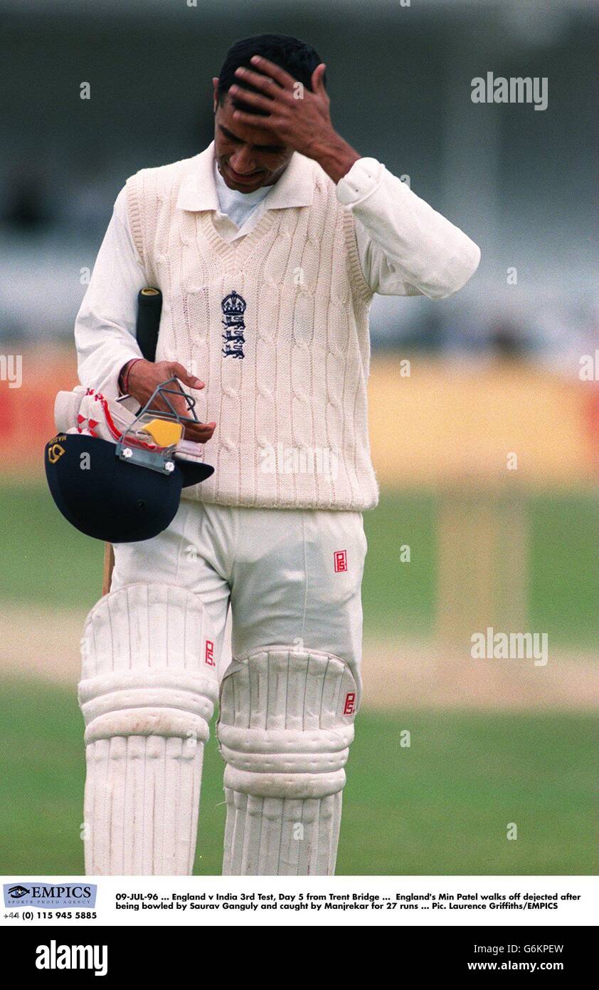 09-JUL-96, Angleterre / Inde 3e test, jour 5 de Trent Bridge, le min Patel d'Angleterre s'est démené après avoir été battu par Saurav Gangouly et pris par Manjrekar pour 27 courses Banque D'Images