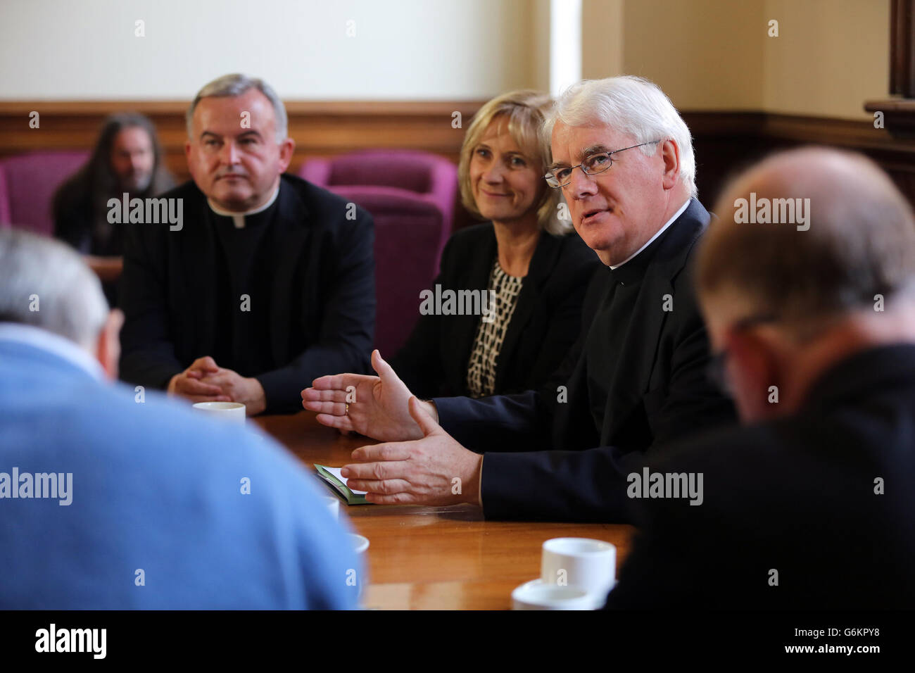 Mgr Noel Treanor (à droite) avec Barbara McDermot, directrice de la sauvegarde, Diocèse de Down et Connor, au St Marys University College de Belfast, pour discuter du rapport sur l'abus de l'Église. Banque D'Images