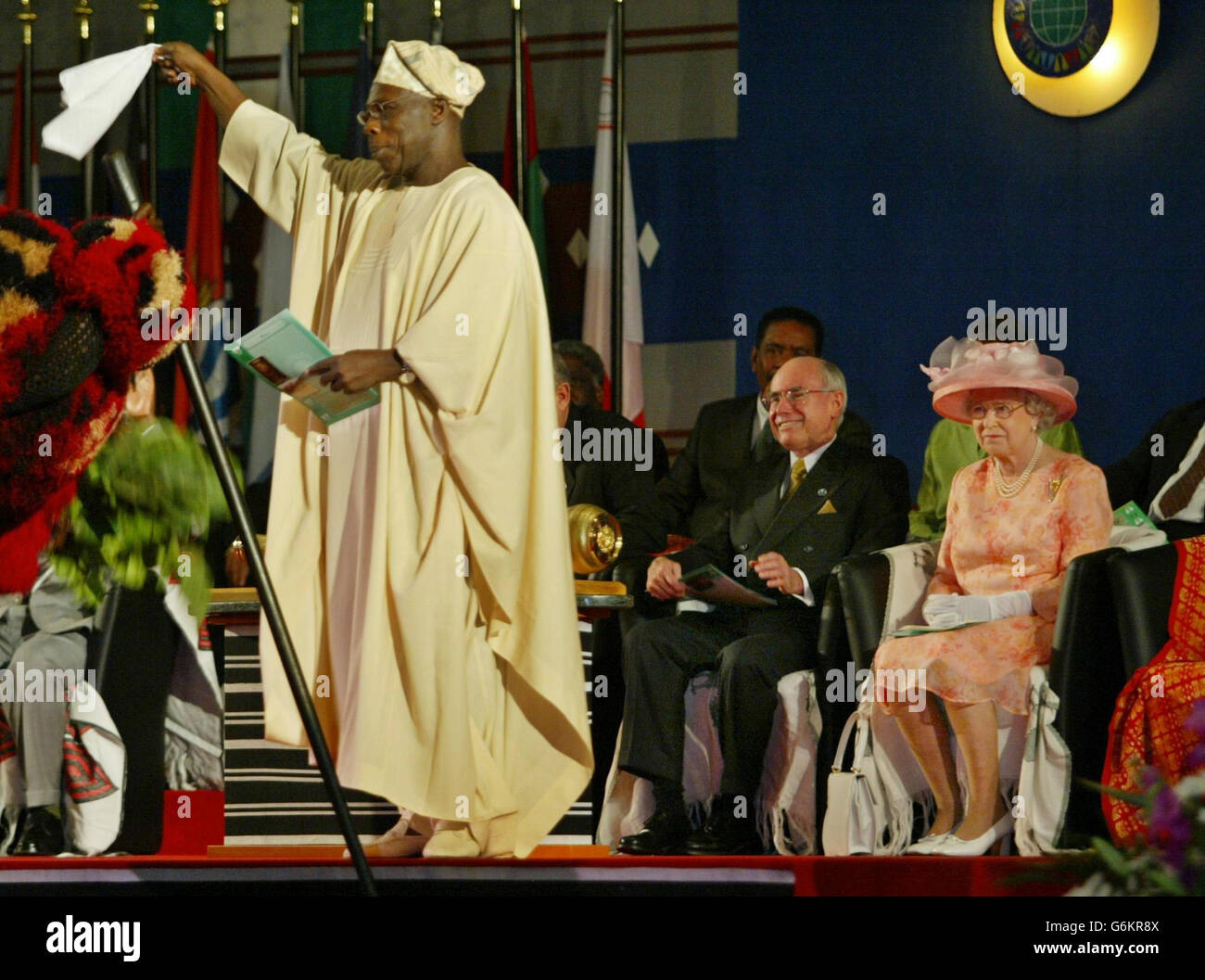 La reine Elizabeth II de Grande-Bretagne regarde le président du Nigeria, Olusegun Obasanjo, tenir un tissu blanc comme symbole de paix lors de la session d'ouverture du Sommet du Commonwealth à Abuja, au Nigeria.* la Reine s'est adressée au sommet auquel ont participé des dirigeants politiques, dont le Premier ministre Tony Blair, à la tête du Commonwealth, une organisation mondiale de 54 États. Banque D'Images