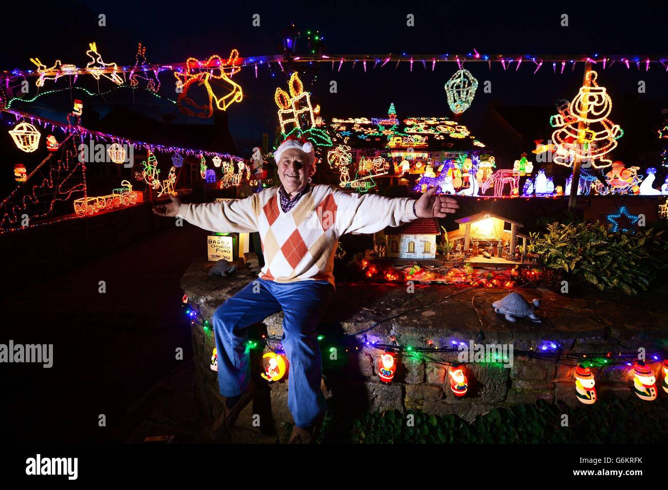 Eric Marshalls, 73 ans, à l'extérieur de sa maison à Bagby, dans le Yorkshire du Noth, Eric passe jusqu'à trois semaines à ériger son exposition de lumières de Noël qu'il a amassées pendant plus de 20 ans. Banque D'Images