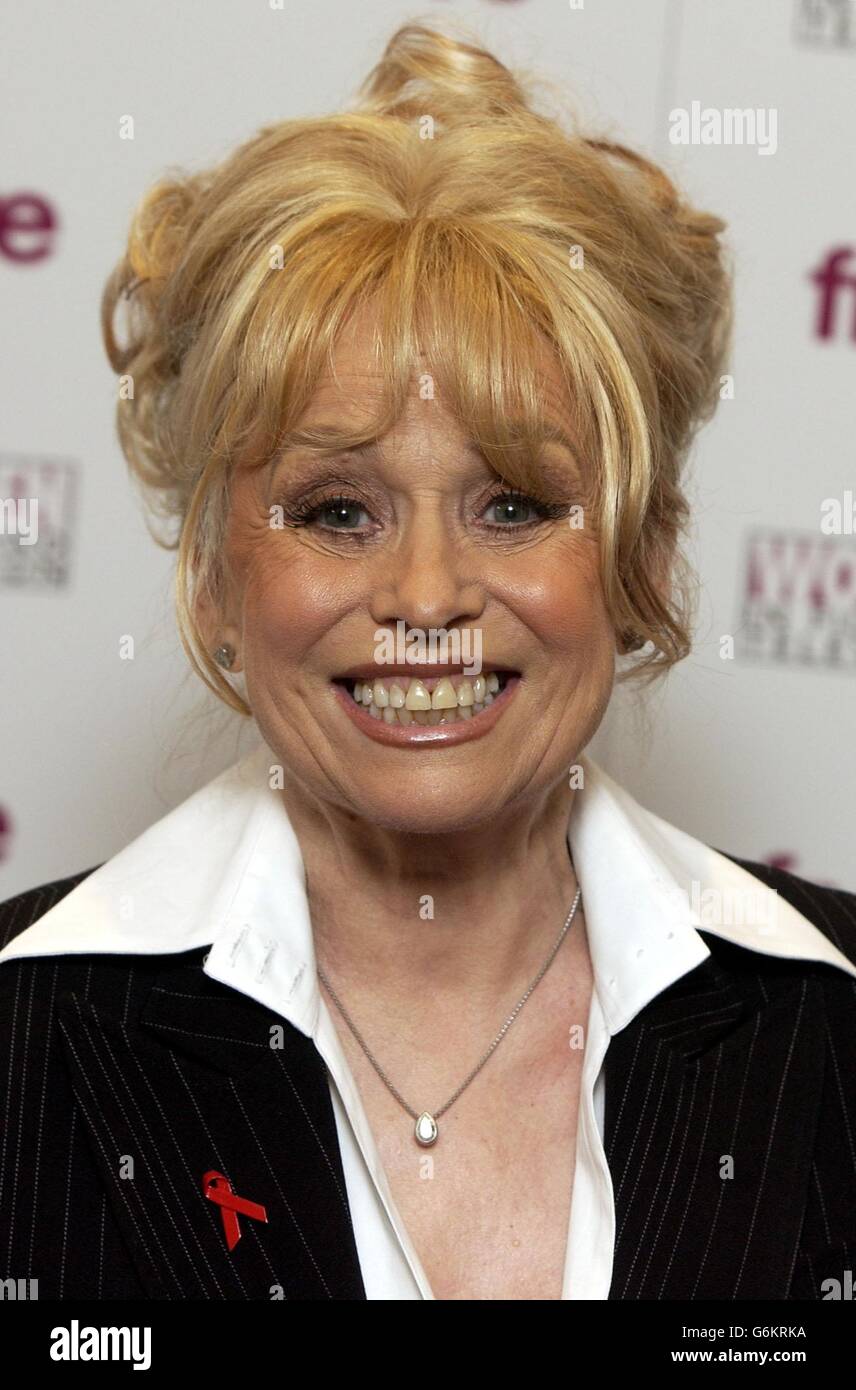 Barbara Windsor arrive pour les Women in film and Televison Awards 2003, qui se tiennent à l'hôtel Hilton dans le centre de Londres. *30/09/04: Selon une enquête, les plus de cinquante ans considèrent la société moderne comme une société de crime et de grésil. Banque D'Images