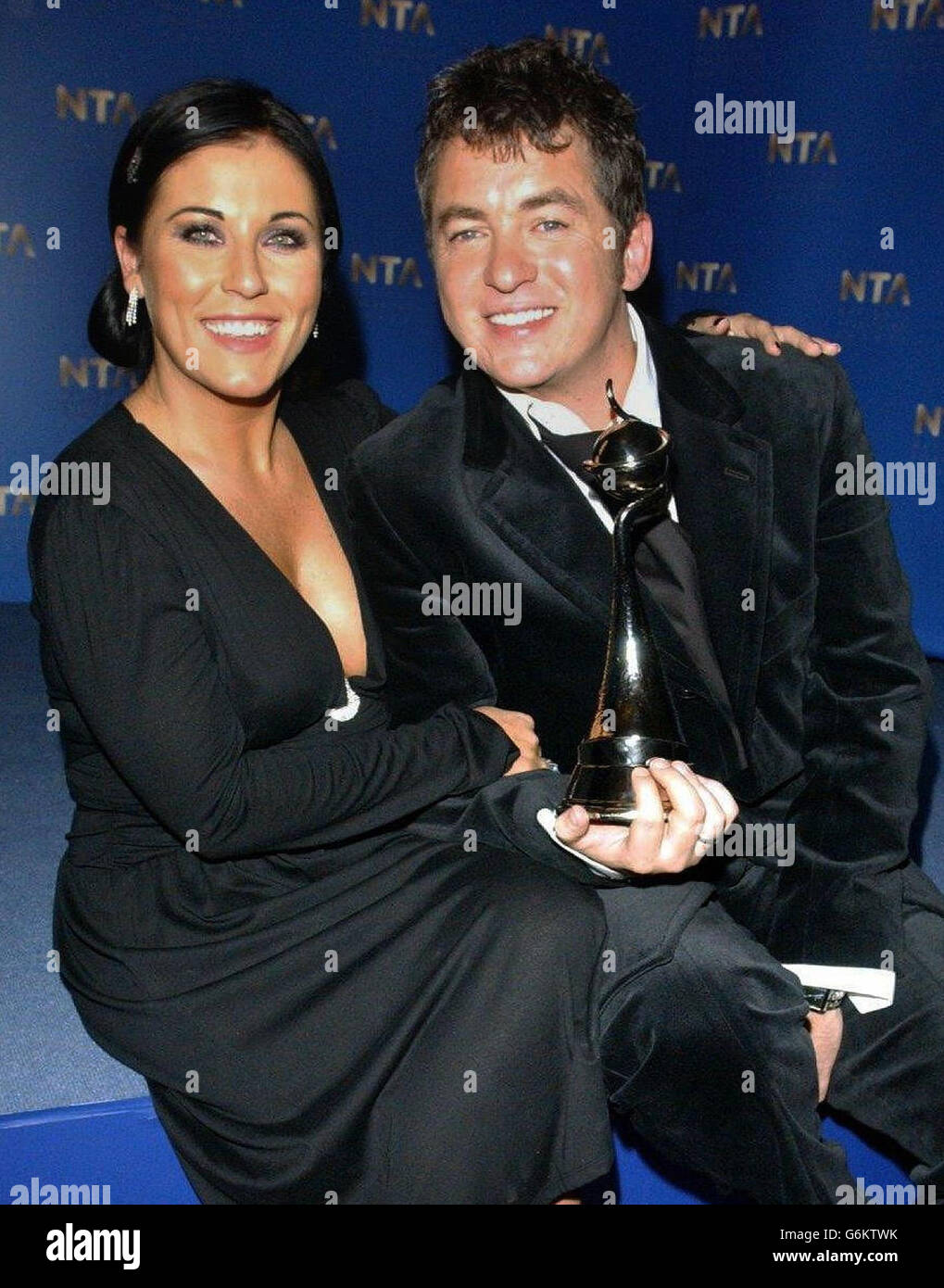 Jessie Wallace et Shane Richie d'Eastenders lors des National Television Awards annuels au Royal Albert Hall, dans le centre de Londres. 17/11/03: Près de 16 spectateurs ont vu Kat Slater laisser son fiancé pour Alfie Moon le jour de son mariage à Eastenders, des chiffres non officiels ont montré. Banque D'Images