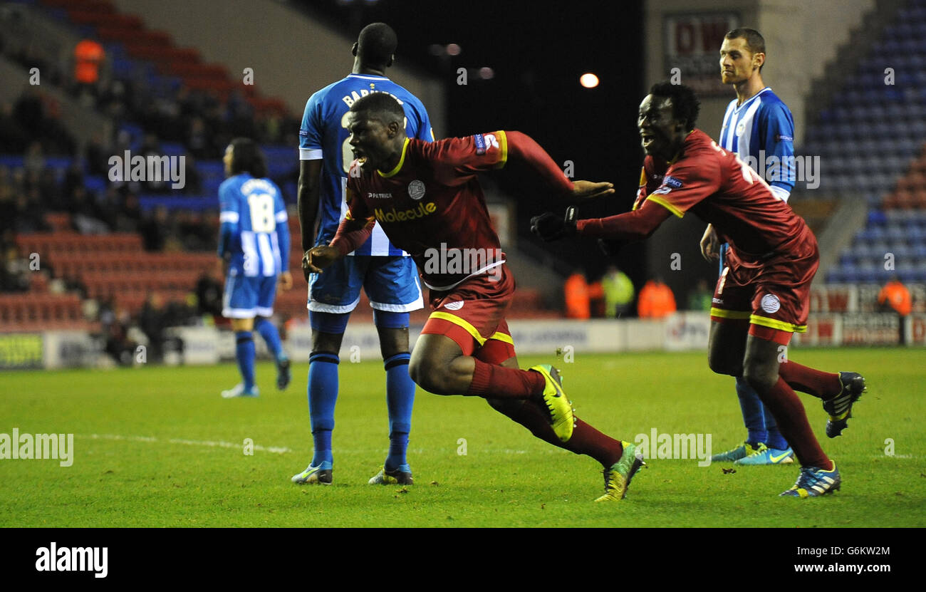 Football - UEFA Europa League - Groupe D - Wigan Athletic / Zulte Waregem - Stade DW.Le Junior Malanda de Zulte-Waregem (au centre) célèbre après avoir inscrit ses côtés au deuxième but du match contre Wigan Athletic. Banque D'Images