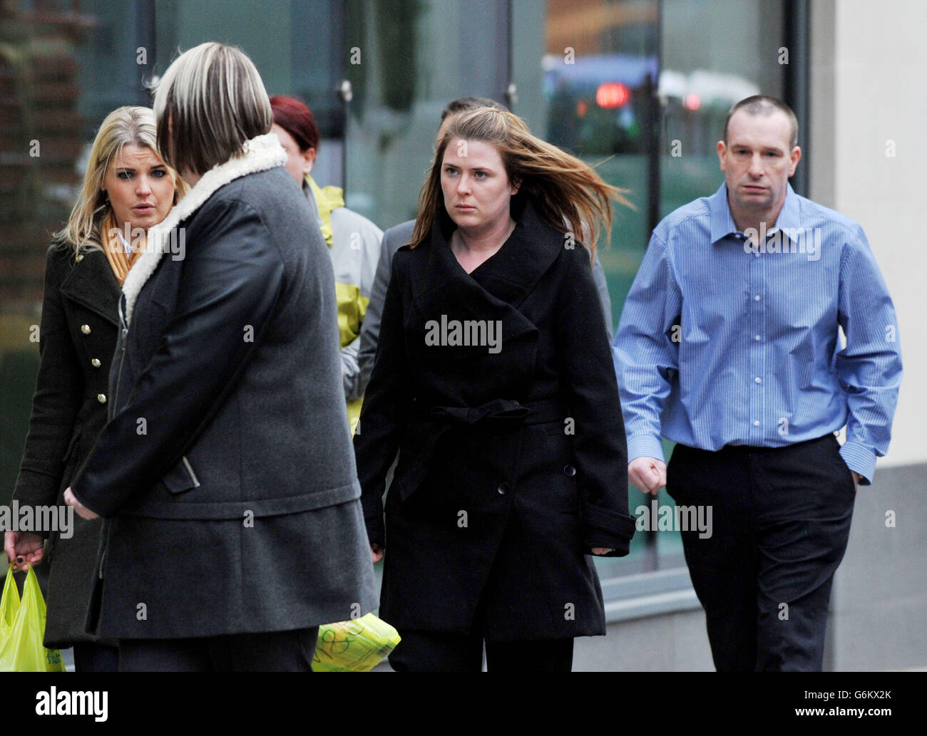 L'épouse de Fusilier Lee Rigby assassiné, Rebecca Rigby (au centre) retourne au Old Bailey après le déjeuner pendant le procès de Michael Adebolajo, 28 ans, et de Michael Adebowale, 22 ans, qui sont accusés de son meurtre. Banque D'Images