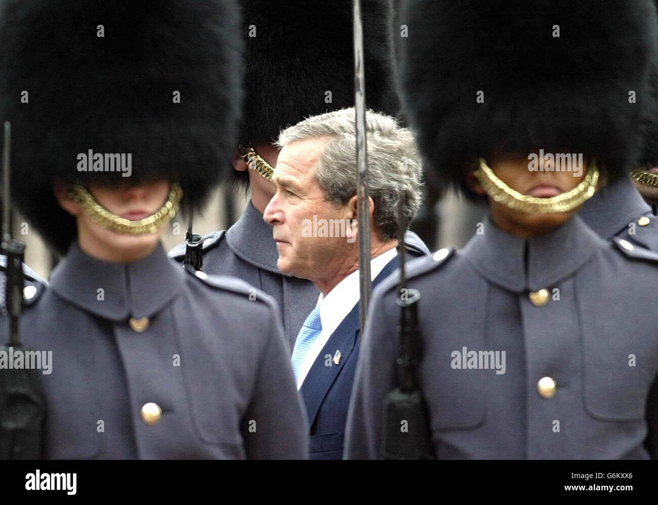 LE Président AMÉRICAIN George Bush lors d'une inspection de la Garde d'honneur du 1er BN Grenadier Guards pour la cérémonie officielle de l'Etat américain qui a lieu au Palais de Buckingham. Une cérémonie et un coup de pompe britanniques traditionnels, dont un hommage à 41 armes, ont été mis en place pour le début de la visite historique de l'État. Le Président et Mme Bush ont passé la nuit au Palais avant la cérémonie officielle d'accueil. Banque D'Images