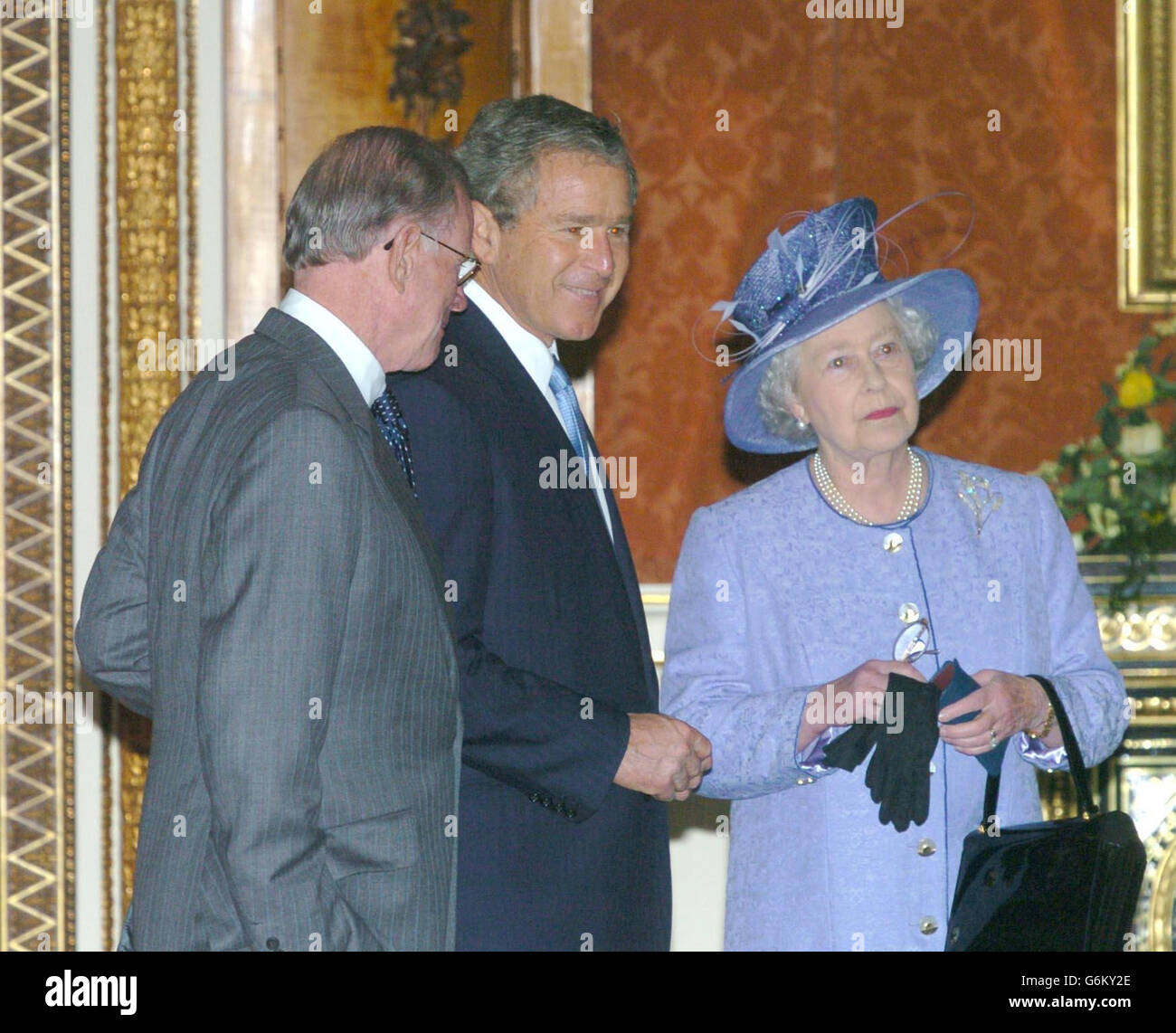 La reine Elizabeth II, le président américain George Bush (au centre) et l'ambassadeur américain William Farish lors d'une visite de la galerie de la reine au palais de Buckingham, au début de la visite d'État du président en Grande-Bretagne. Plus tard, M. Bush a prononcé un discours à la salle de banquet de Whitehall et a visité l'ambassade des États-Unis. Banque D'Images