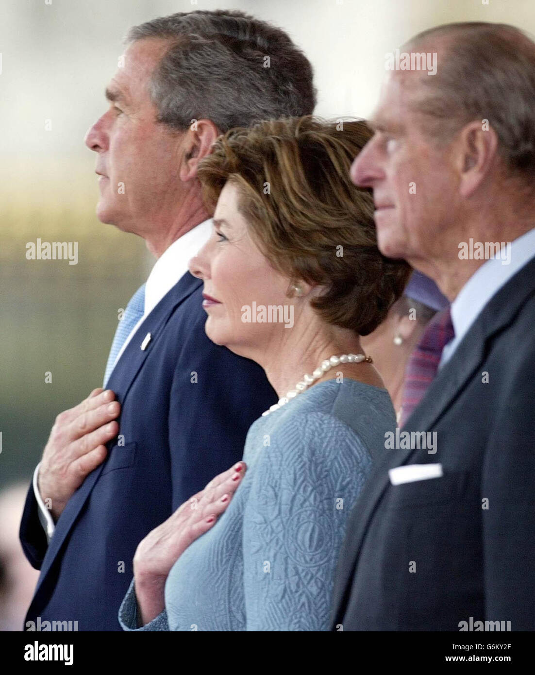 Le président américain George Bush et sa femme Laura, rejoints par le duc d'Édimbourg sur la piste du palais de Buckingham à Londres, en regardant un défilé de membres de la Cavalerie de la maison au début de la visite d'État du président en Grande-Bretagne. Plus tard, M. Bush a prononcé un discours à la salle de banquet de Whitehall et a visité l'ambassade des États-Unis. Banque D'Images