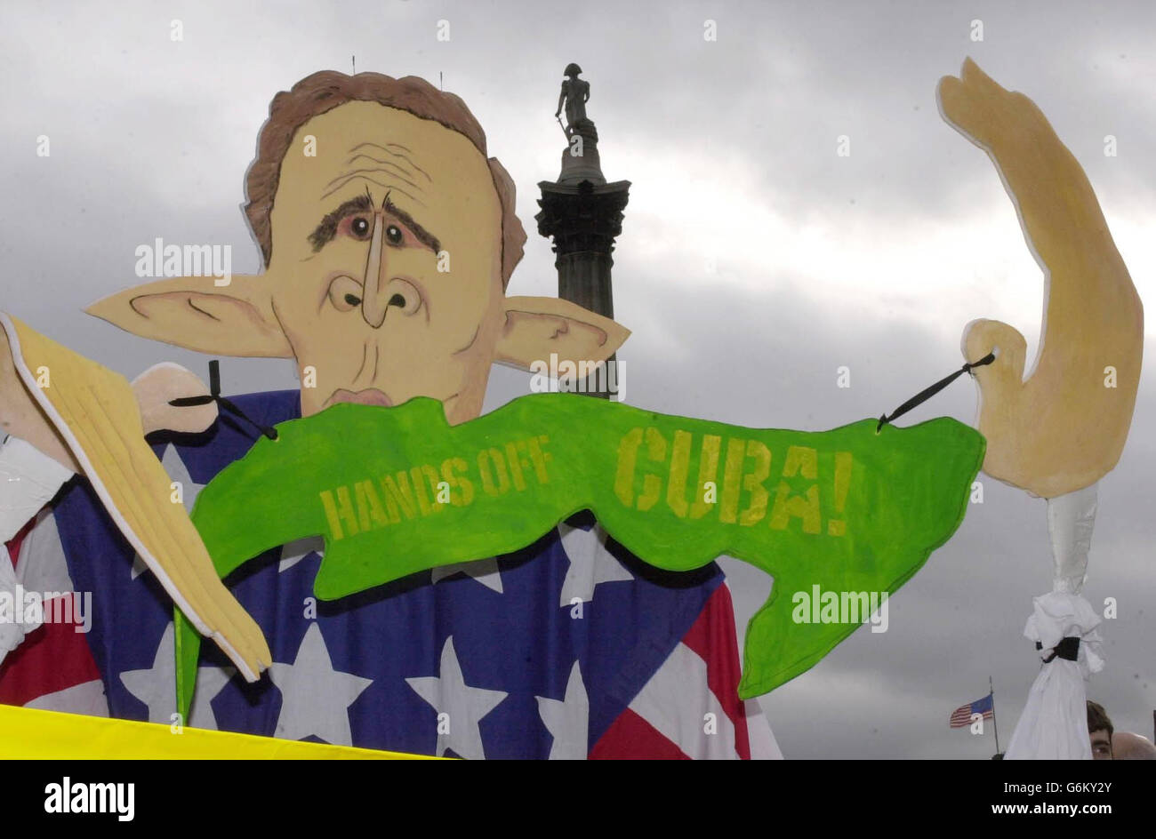 Un manifestant porte une marionnette géante sur Trafalgar Square à Londres, lors d'une manifestation au cours de la visite d'État du président américain George W Bush. Le Président est arrivé au Royaume-Uni mardi soir et a été officiellement accueilli mercredi matin par la Reine lors d'une cérémonie au Palais de Buckingham. Banque D'Images