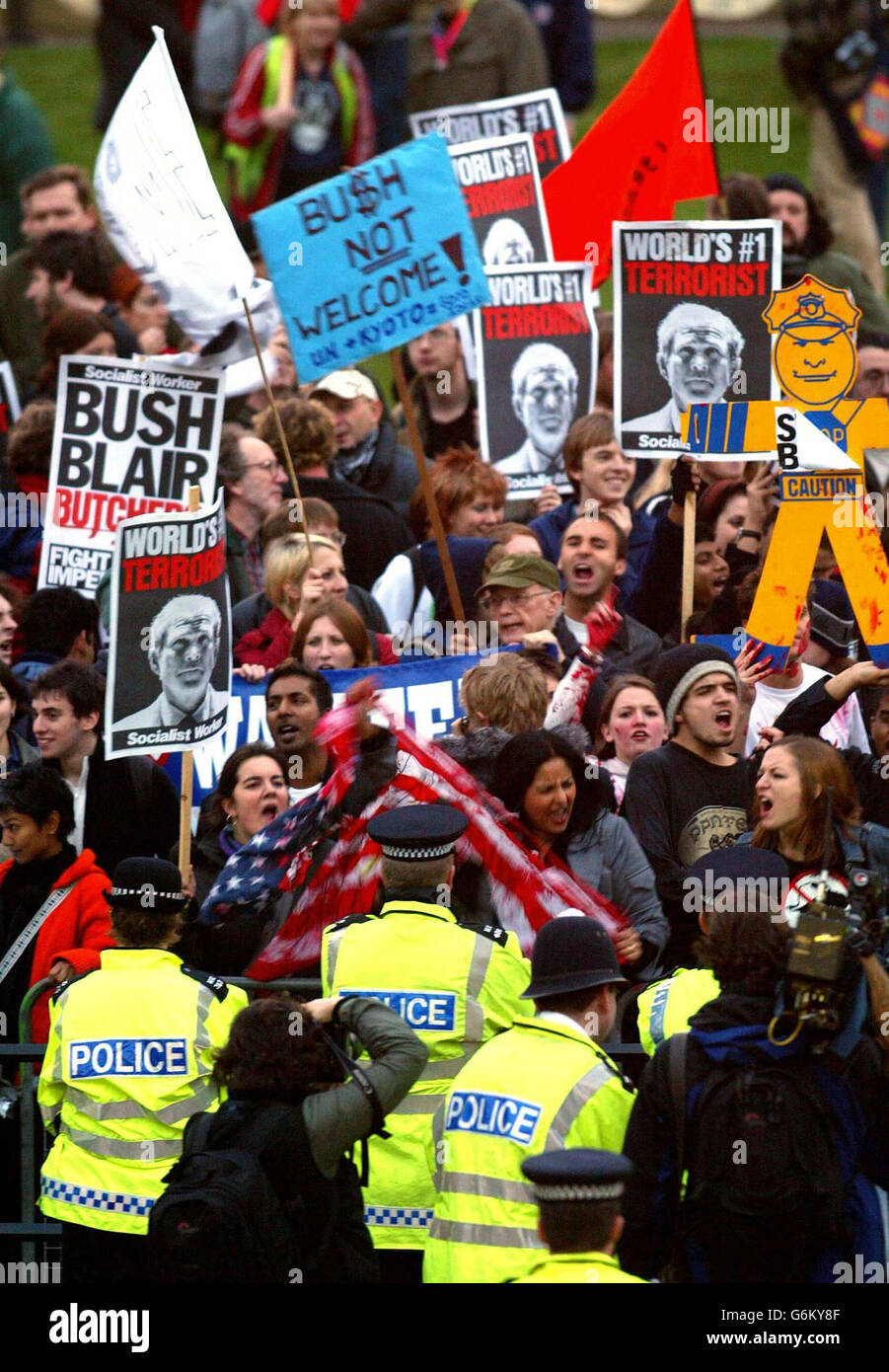 Des manifestants devant le palais de Buckingham à Londres, lors de la visite d'État du président américain George W. Bush. Un certain nombre de manifestants qui se sont rassemblés derrière les barrières de l'autre côté de la route ont crié et ont crié pendant que les voitures passait. Banque D'Images