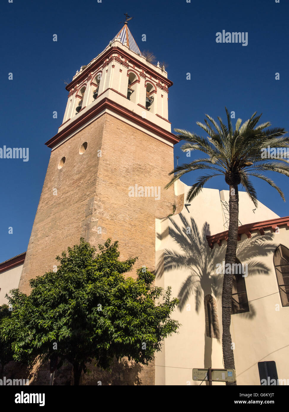 SÉVILLE, ESPAGNE - 16 MARS 2016 : la tour de cloche de l'église de San Gil (la Iglesia de San Gil) Banque D'Images