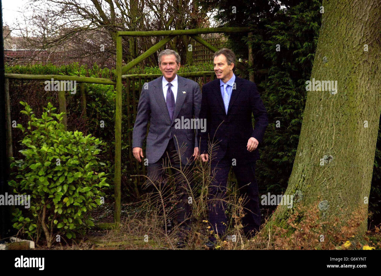 LE président AMÉRICAIN George Bush aux côtés du premier ministre Tony Blair à la Maison Myrobella, sa circonscription natale dans le pays de Durham. Il était entendu que le voyage d'aujourd'hui était conçu pour offrir l'occasion à M. Blair et au président Bush de passer du temps ensemble dans des conditions plus relaxantes, à la suite des discours de grande envergure, des discussions politiques et de l'infanterie des deux derniers jours. Banque D'Images