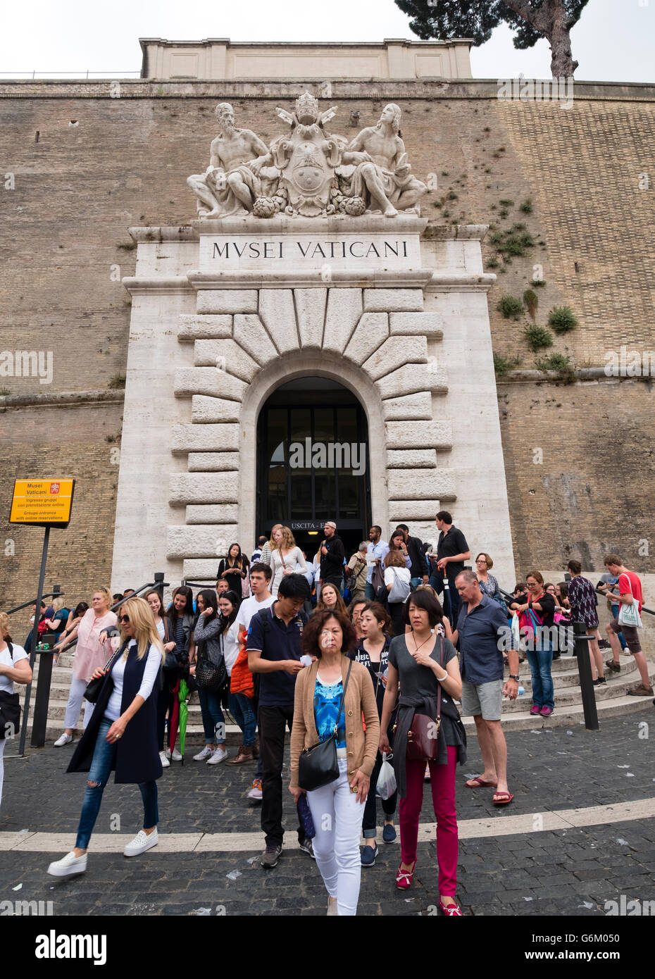 Les touristes quittant le Musée du Vatican à Rome, Italie Banque D'Images