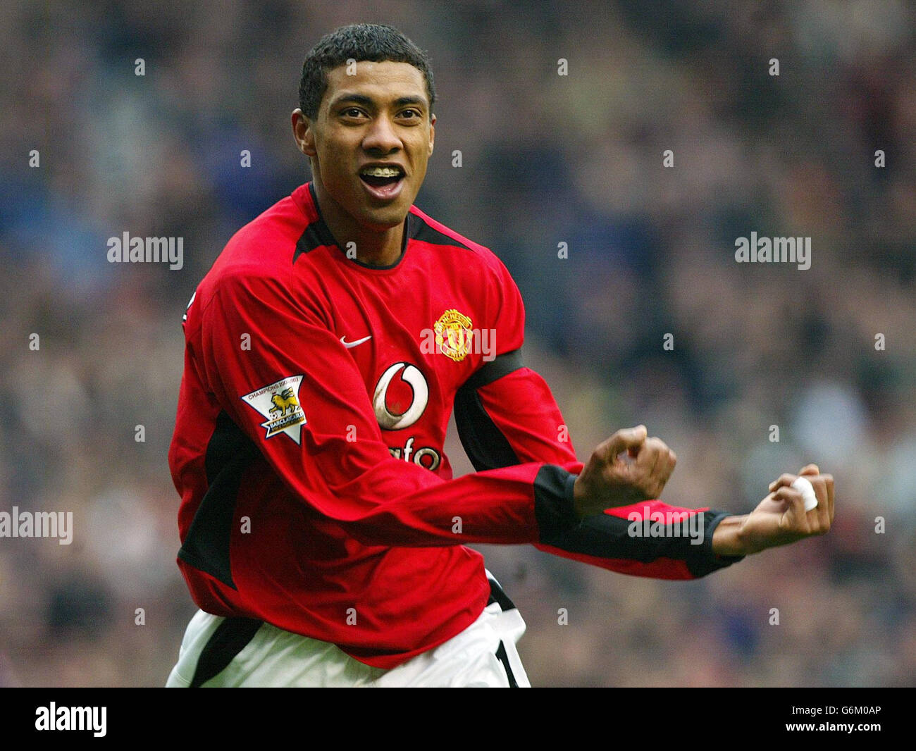 Kleberson de Manchester United célèbre ses scores contre Blackburn Rovers lors de son match de First ership de FA Barclaycard à Old Trafford, Manchester.18/01/2004: L'Association du football a demandé des preuves à la suite de réclamations selon lesquelles Man Utd a nommé deux agents pour négocier le transfert de 6millions de Kleberson de l'Atletico Paranaense, forçant un troisième agent à se retirer de l'accord. Banque D'Images