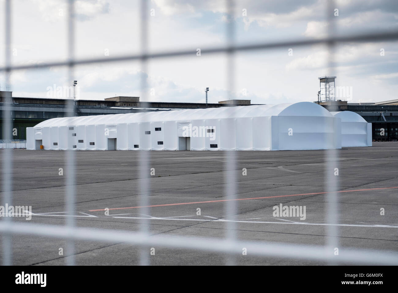 Hébergement temporaire pour demandeurs d'asile à l'ancien aéroport de Tempelhof à Berlin Allemagne Banque D'Images