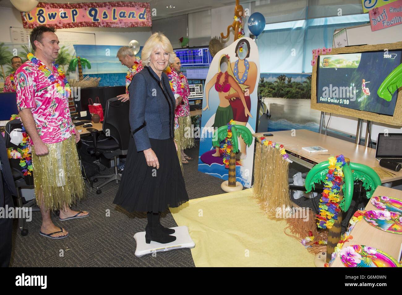 La duchesse de Cornwall essayant un jeu de surf Wii alors qu'elle participe à la Journée annuelle de la Charité ICAP dans le centre de Londres. Banque D'Images