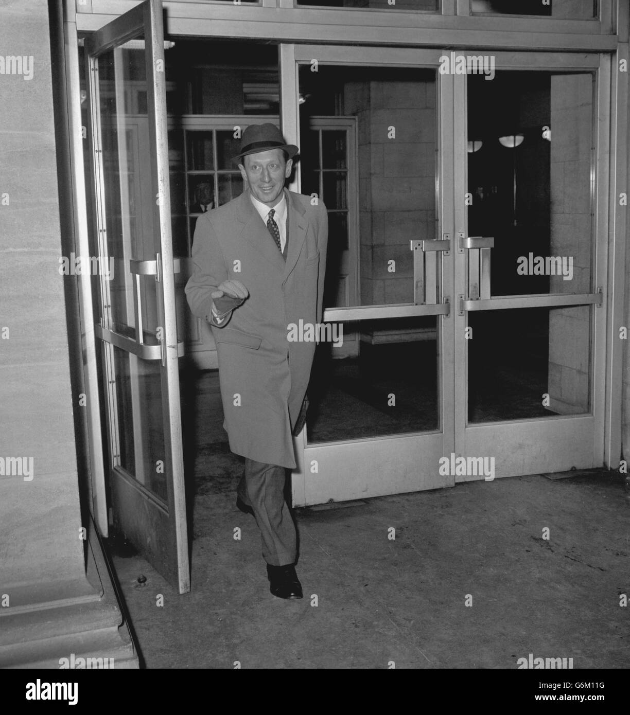 Chapman Pincher, de la Chambre basse, à Ewhurst, Surrey, qui, au Tribunal Vassall de Londres, a été le premier témoin du journal Daily Express à être appelé à témoigner, photographié à Londres.Le tribunal de trois hommes, dirigé par Lord Radcliffe, est assis à huis clos dans le Borad of Trade Building de Londres, mais hier, il a repris ses audiences en public et des représentants de la presse sont interrogés sur des articles publiés. Banque D'Images