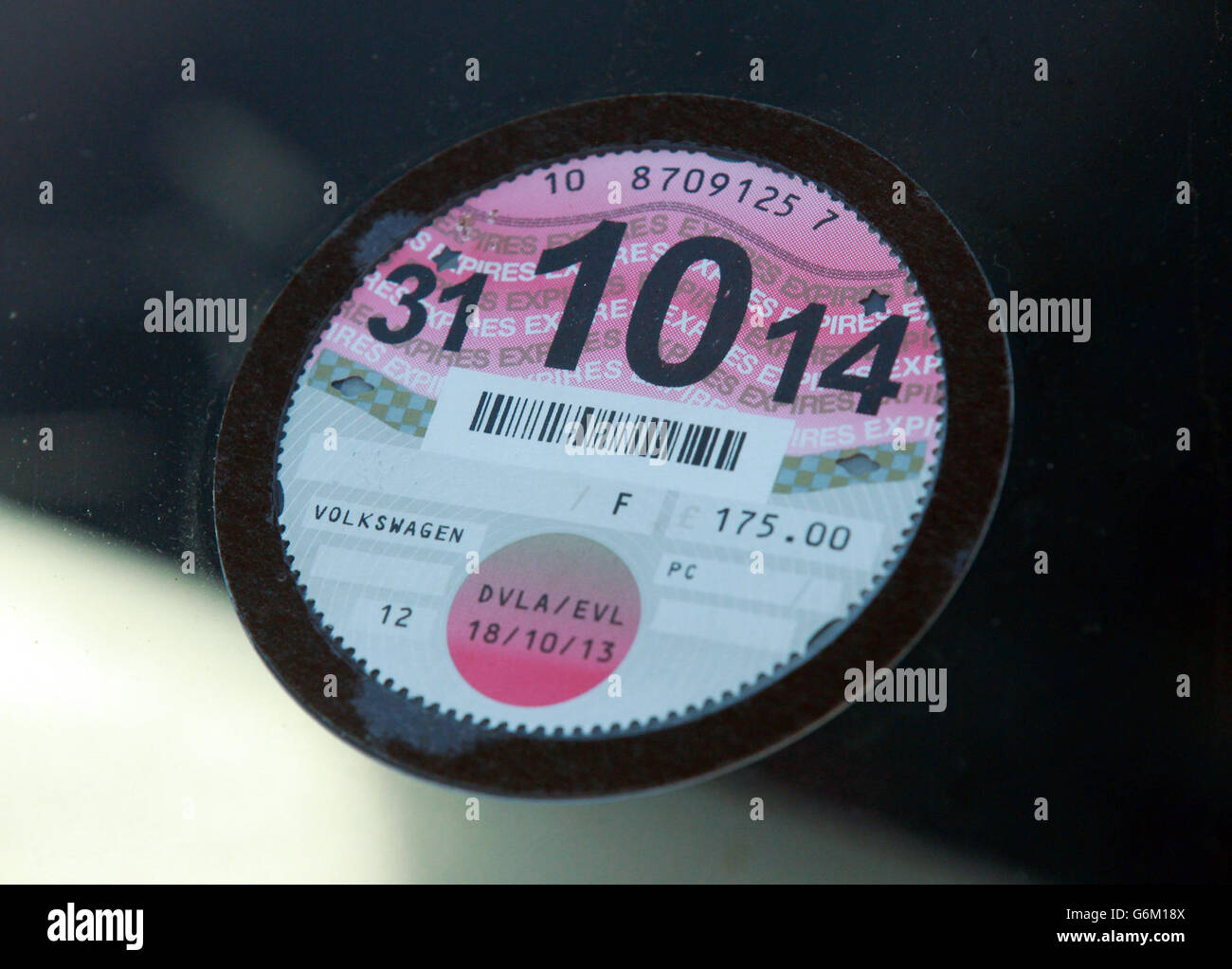 DÉTAILS CACHÉS PAR PA PICTURE DESK UN disque de taxe de voiture. Après plus de 90 ans d'apposition sur les voitures des automobilistes britanniques, le disque fiscal doit être mis au rebut et remplacé par un système électronique moderne, annoncera aujourd'hui le chancelier George Osborne. Banque D'Images