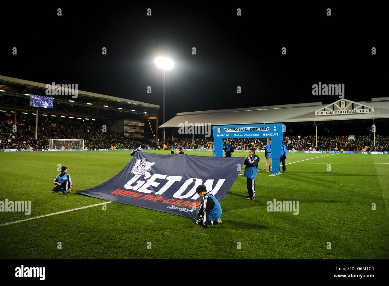 Football - Barclays Premier League - Fulham / Tottenham Hotspur - Craven Cottage. Les mascottes sont dotées d'un panneau indiquant « Get On with the Game » Banque D'Images
