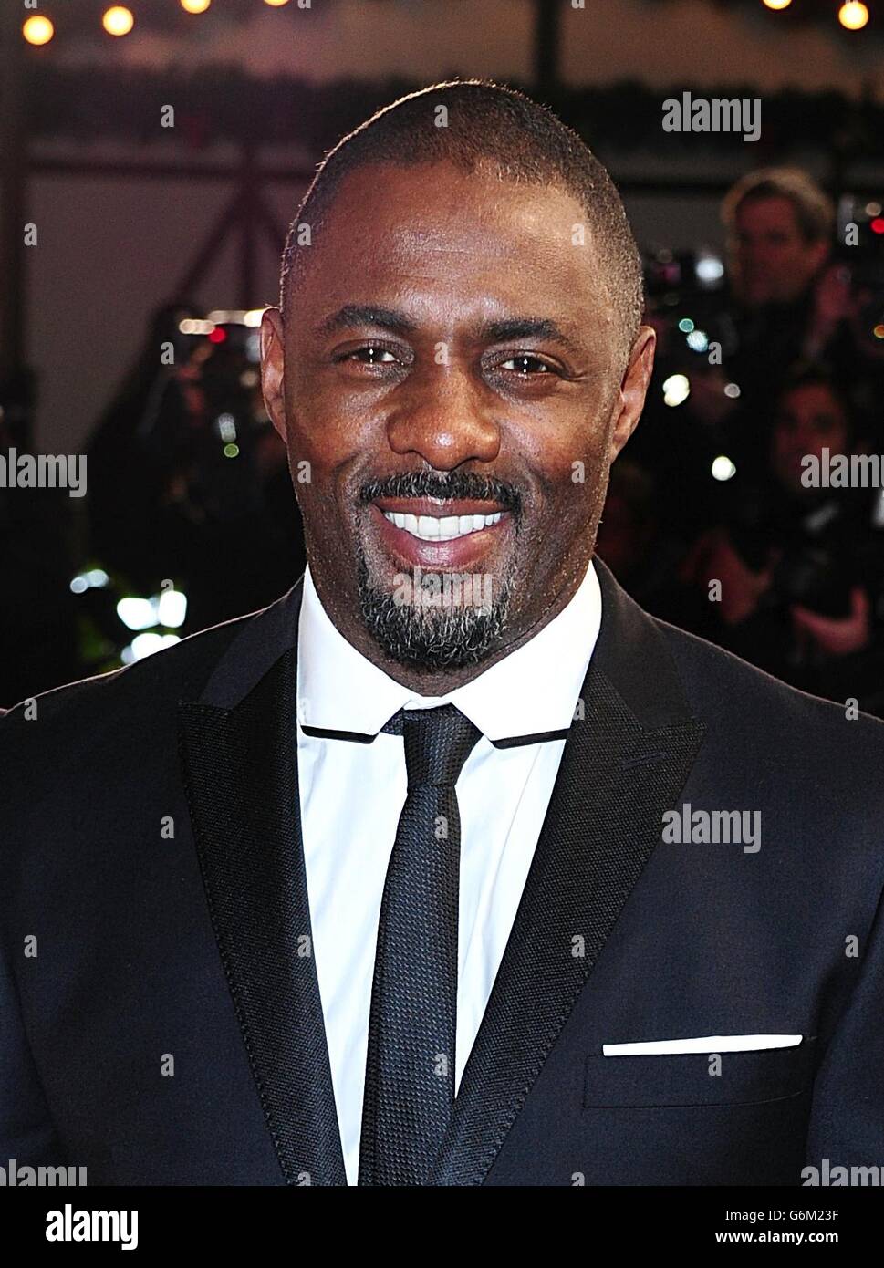 Idris Elba arrive pour le film Royal de Mandela: Longue marche vers la liberté, à l'Odeon Leicester Square, Londres. Banque D'Images