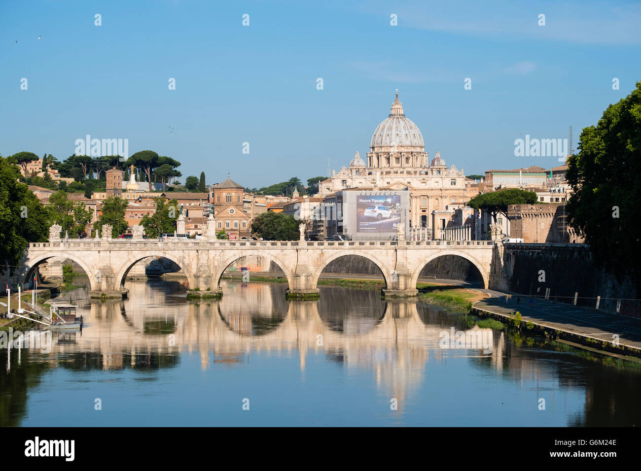 Vue sur Ponte St Angelo à travers Tibre et basilique St Pierre du Vatican Rome Italie Banque D'Images