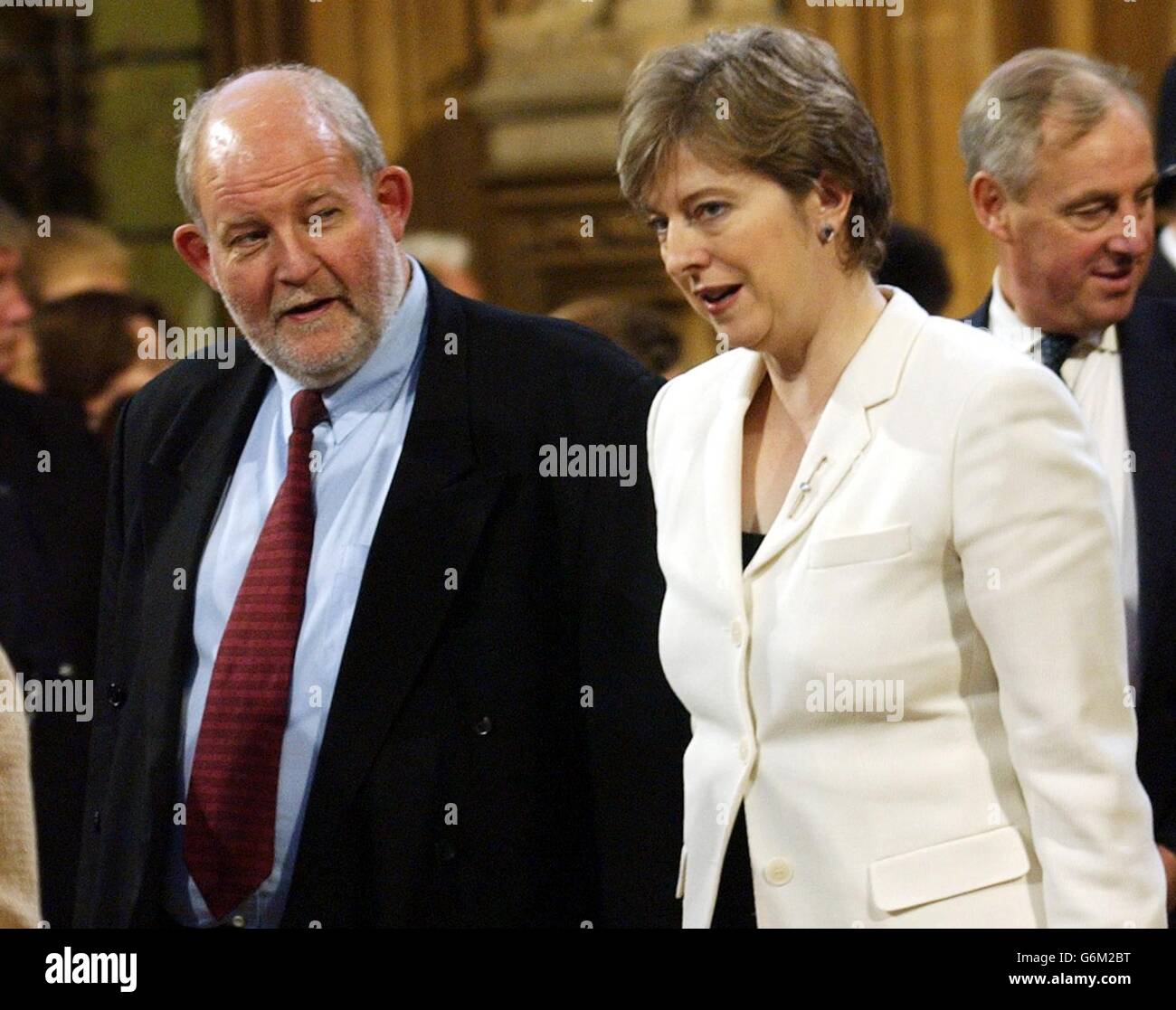 Le secrétaire à l'éducation, Charles Clarke, et la présidente du parti conservateur, Theresa May, entrent dans la chambre de la Chambre des lords, alors que la reine Elizabeth II, en Grande-Bretagne, fait le discours de la reine, aux membres de la Chambre du Seigneur et de la Chambre des communes lors de l'ouverture du Parlement à Londres.Assise sur le trône à la Chambre des Lords, elle a officiellement annoncé le programme législatif du gouvernement britannique pour la nouvelle session parlementaire. Banque D'Images