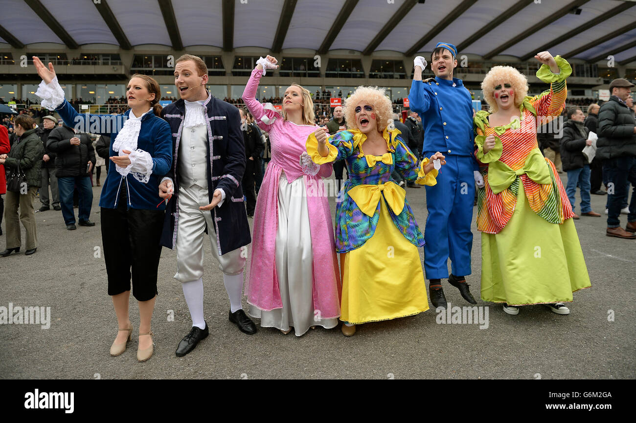 Le casting de la Cendrillon Pantomime qui se déroule à l'hippodrome de Sandown prend le temps de se réjouir sur leurs chevaux Banque D'Images