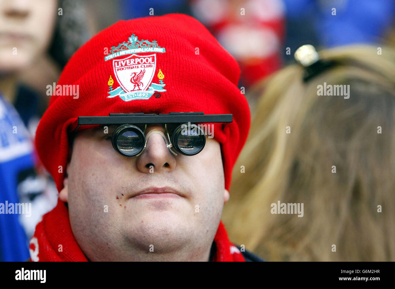 Un fan de Liverpool porte des lunettes pour assister au match de la  Barclays Premier League à Anfield, Liverpool Photo Stock - Alamy