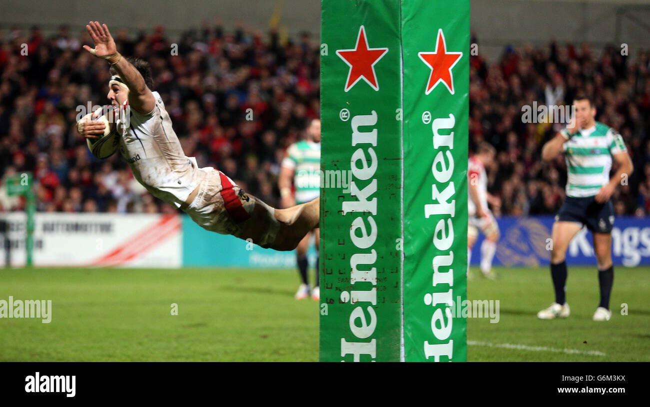 Sean Doyle d'Ulster marque un essai lors du match de la coupe Heineken au stade Ravenhill, Ulster. Banque D'Images