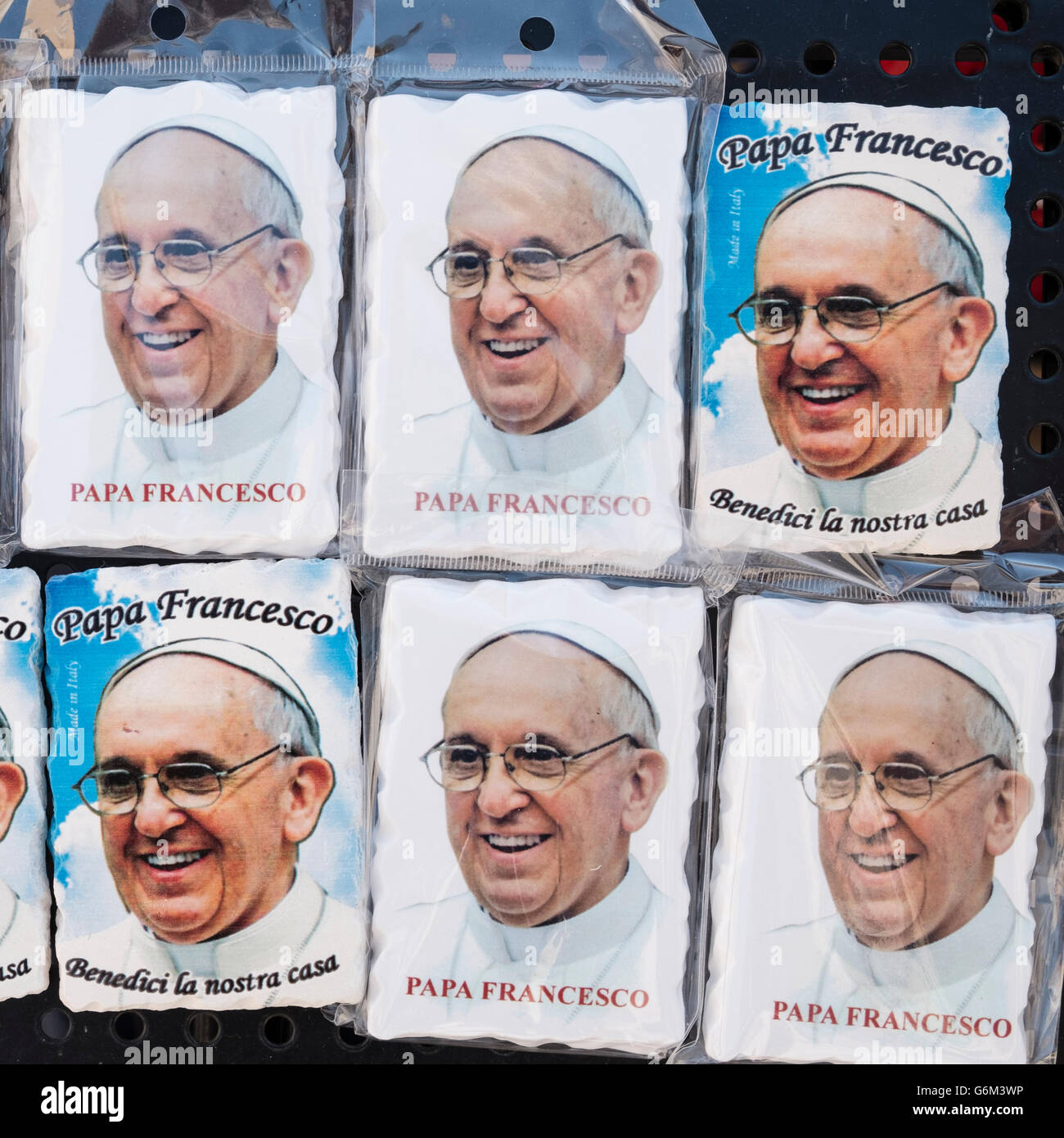 Aimant frigo souvenirs avec l'image du Pape François pour à vendre dans la Cité du Vatican à Rome, Italie Banque D'Images