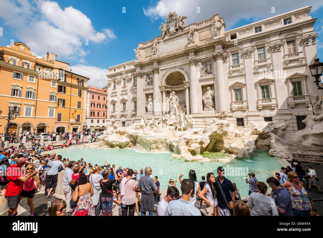 Fontaine de Trevi ou Fontana di Trevia avec beaucoup de touristes à Rome Italie Banque D'Images