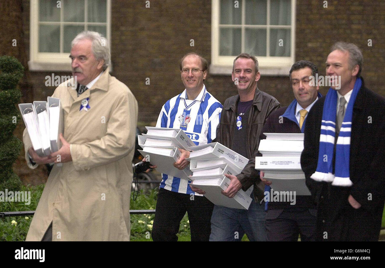 Animateur de football des Lynam, à gauche, Et le DJ Norman Cook, alias Fatboy Slim, au centre, arrive à Downing Street avec d'autres supporters, de la deuxième à gauche, Tim Carder, Paul Samrah et Lord Bassam de Brighton, pour présenter une pétition signée en 62,000 demandant l'approbation du gouvernement pour un nouveau stade pour leur bien-aimé Brighton et Hove Albion FC. Le club de la deuxième division, qui joue actuellement dans un stade d'athlétisme de Withdean, veut construire un stade polyvalent de 25,000 places à Falmer. Banque D'Images