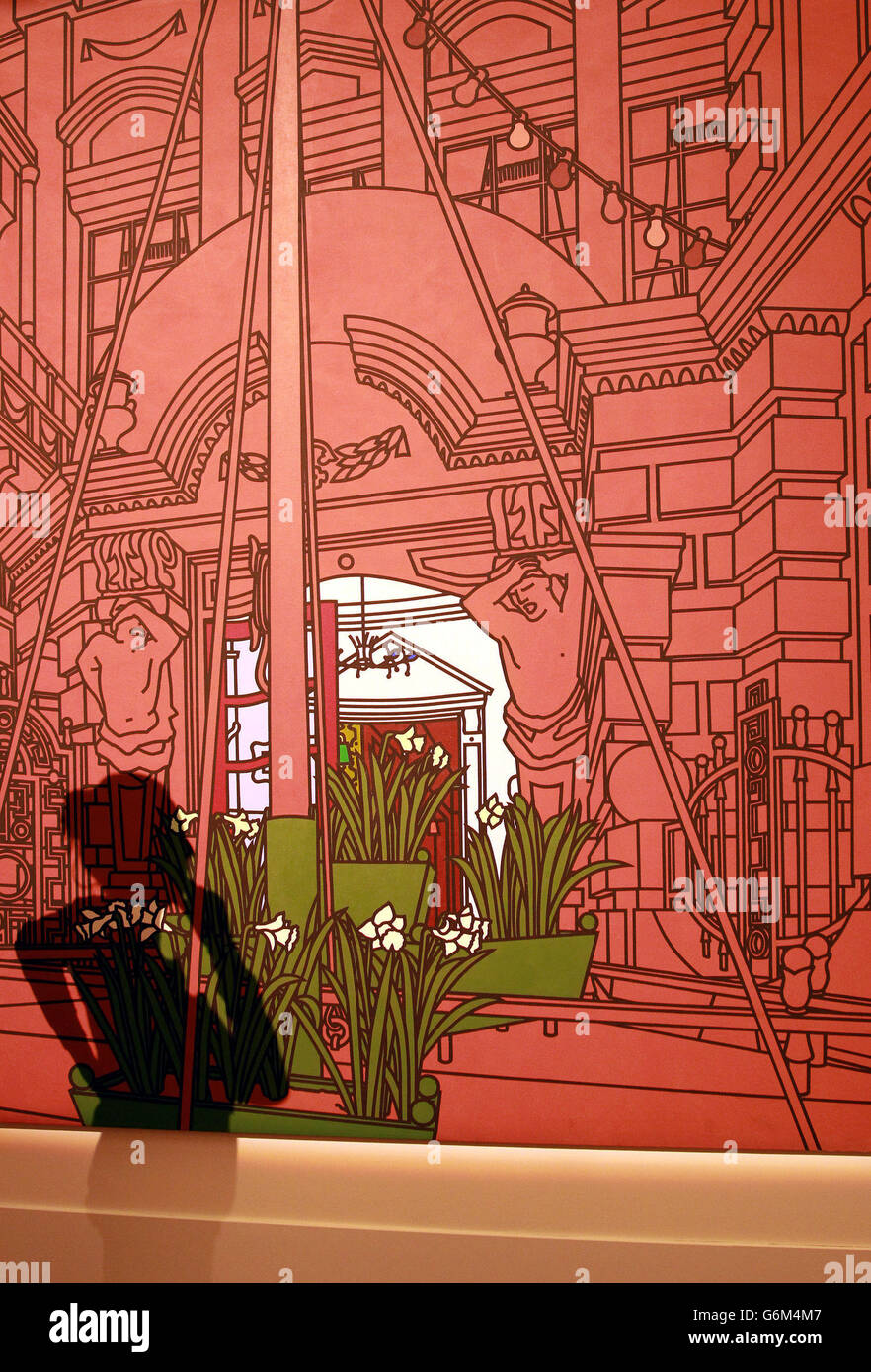 Un membre du personnel de Sotheby's à Londres inspecte la piste de Patrick Caulfield, alors qu'il se prépare à la vente aux enchères de « l'art britannique de l'après-guerre ». Banque D'Images