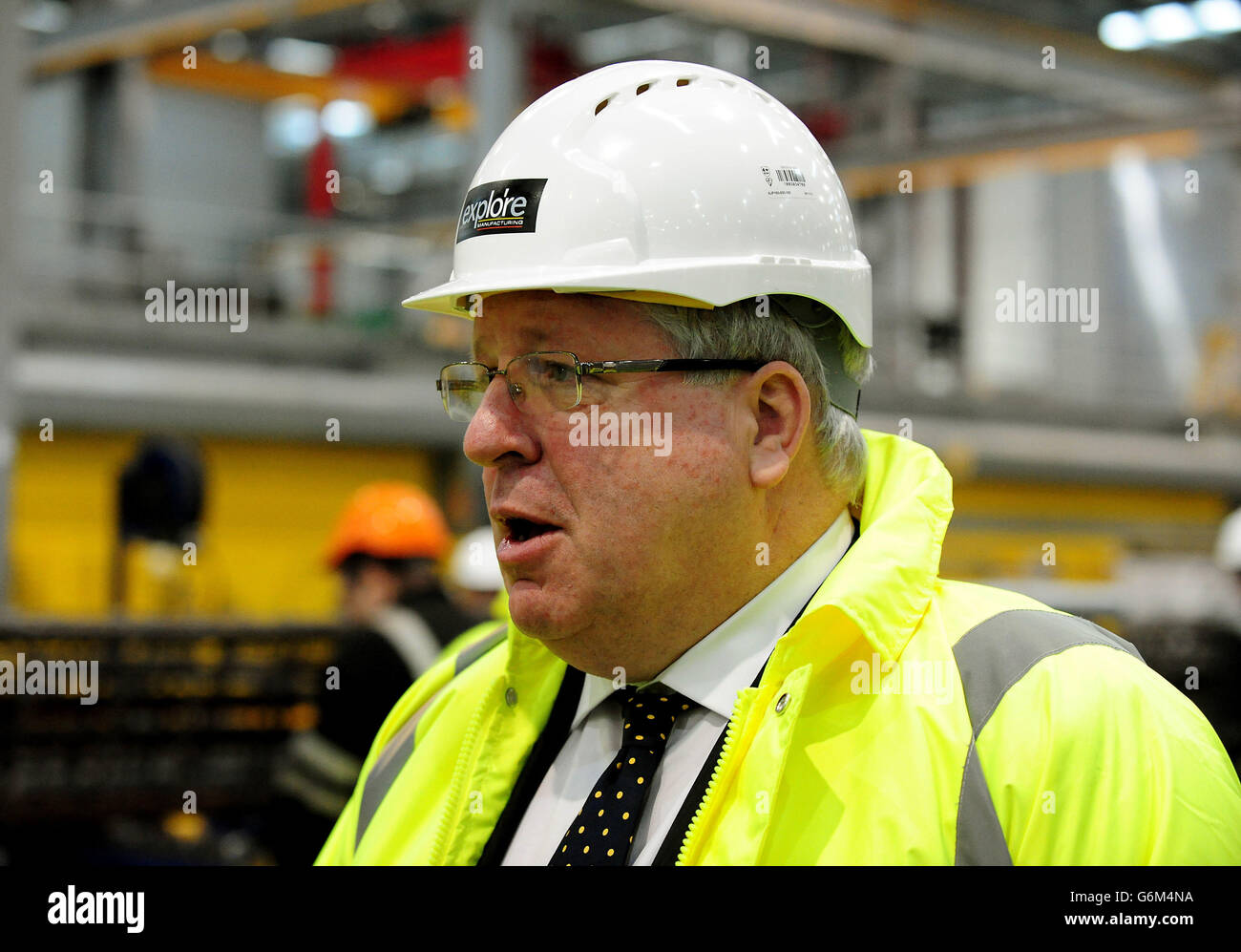 Patrick McLoughlin, secrétaire aux Transports, lors d'une visite pour voir des sections de la station Crossrail Custom House qui est en cours de construction à l'usine Explore sur le site de Laing O'Rourke près de Worksop. Banque D'Images