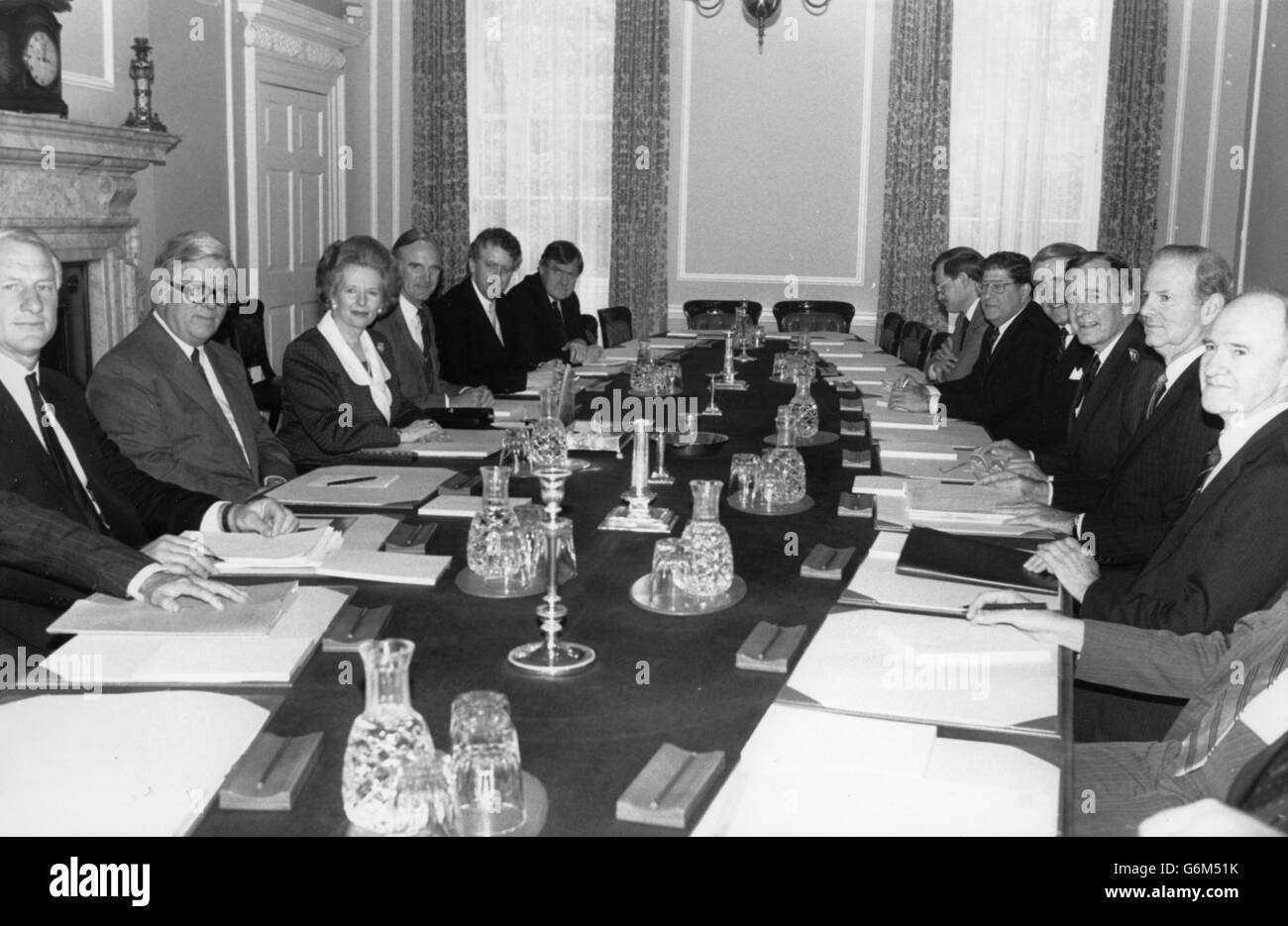 Le Premier ministre Margaret Thatcher et Sir Geoffrey Howe (lunettes) sont assis en face du président américain George Bush et de son secrétaire d'État James Baker dans la salle du Cabinet, au 10 Downing Street.*balayage basse résolution - version haute résolution disponible sur demande* Banque D'Images