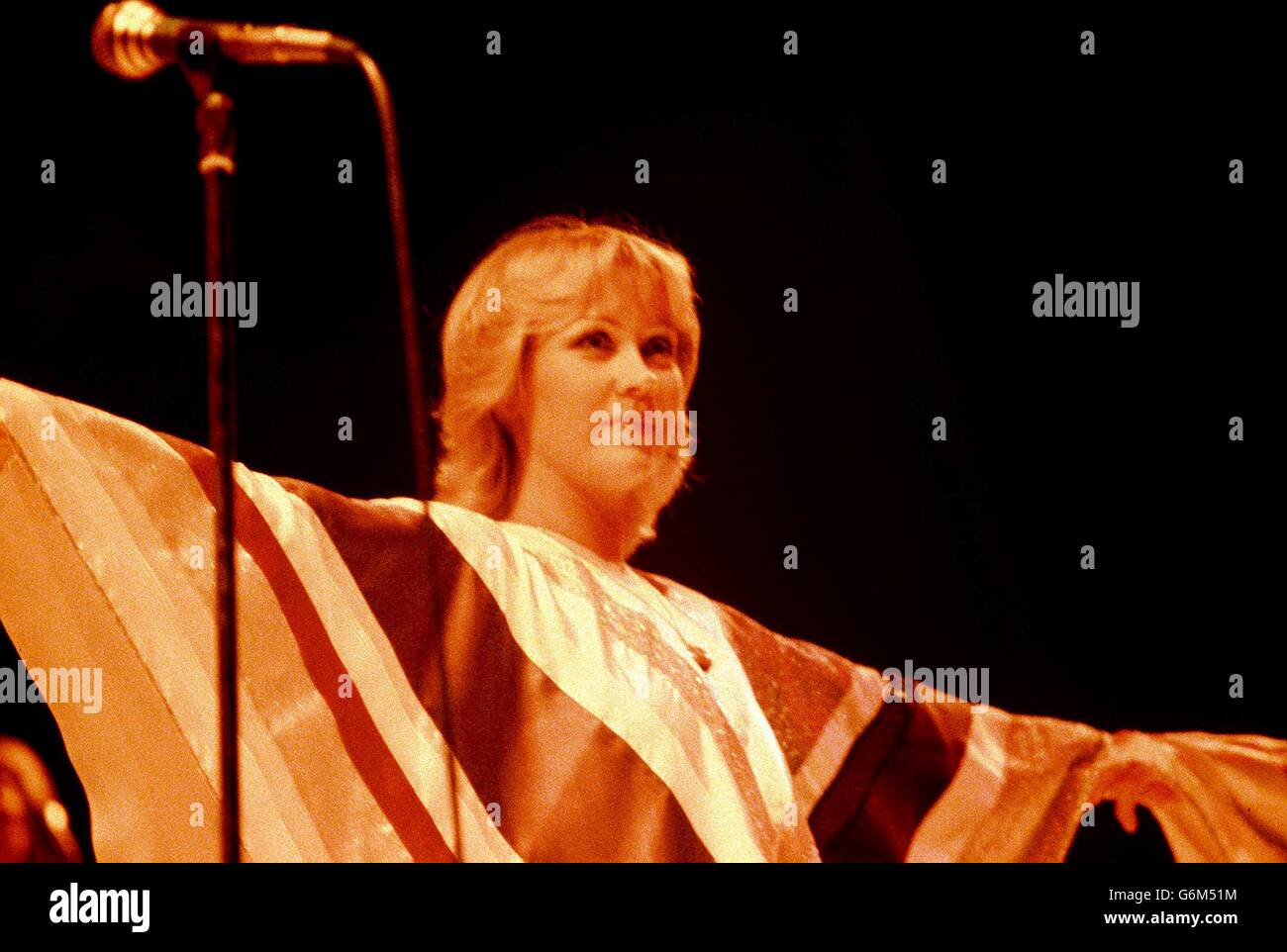 musique-de-c-l-brit-s-sur-sc-ne-chantant-agnetha-faltskog-banque-de