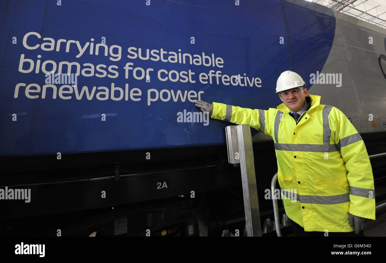 Ed Davey, secrétaire à l'énergie, à côté d'un train transportant du combustible de biomasse à la centrale électrique de Drax, près de Selby, dans le North Yorkshire. Banque D'Images