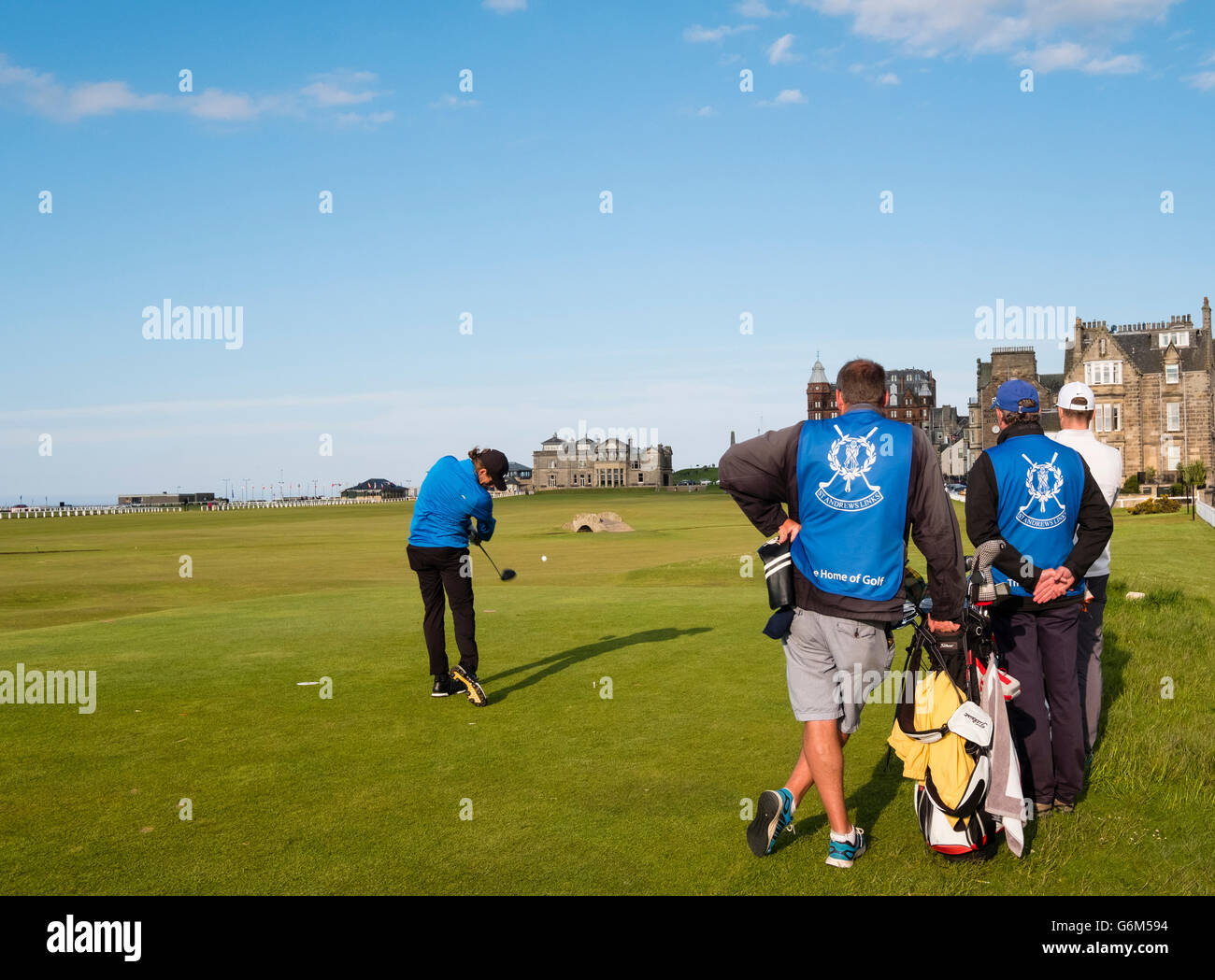 Golfeur en 18e trou au Old Course à St Andrews Fife , Ecosse, Royaume-Uni Banque D'Images