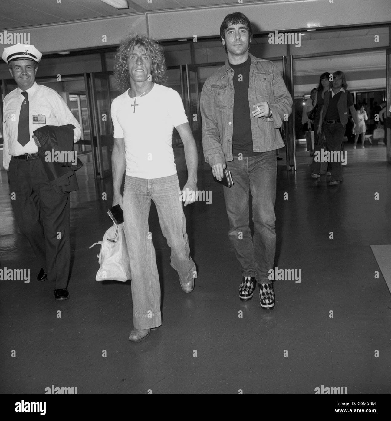 Roger Daltrey (l) et Keith Moon, du groupe rock de l'OMS, à l'aéroport de Heathrow à Londres avant de partir pour Los Angeles pour promouvoir le film 'Tommy' - qui est basé sur leur opéra rock du même nom. Banque D'Images