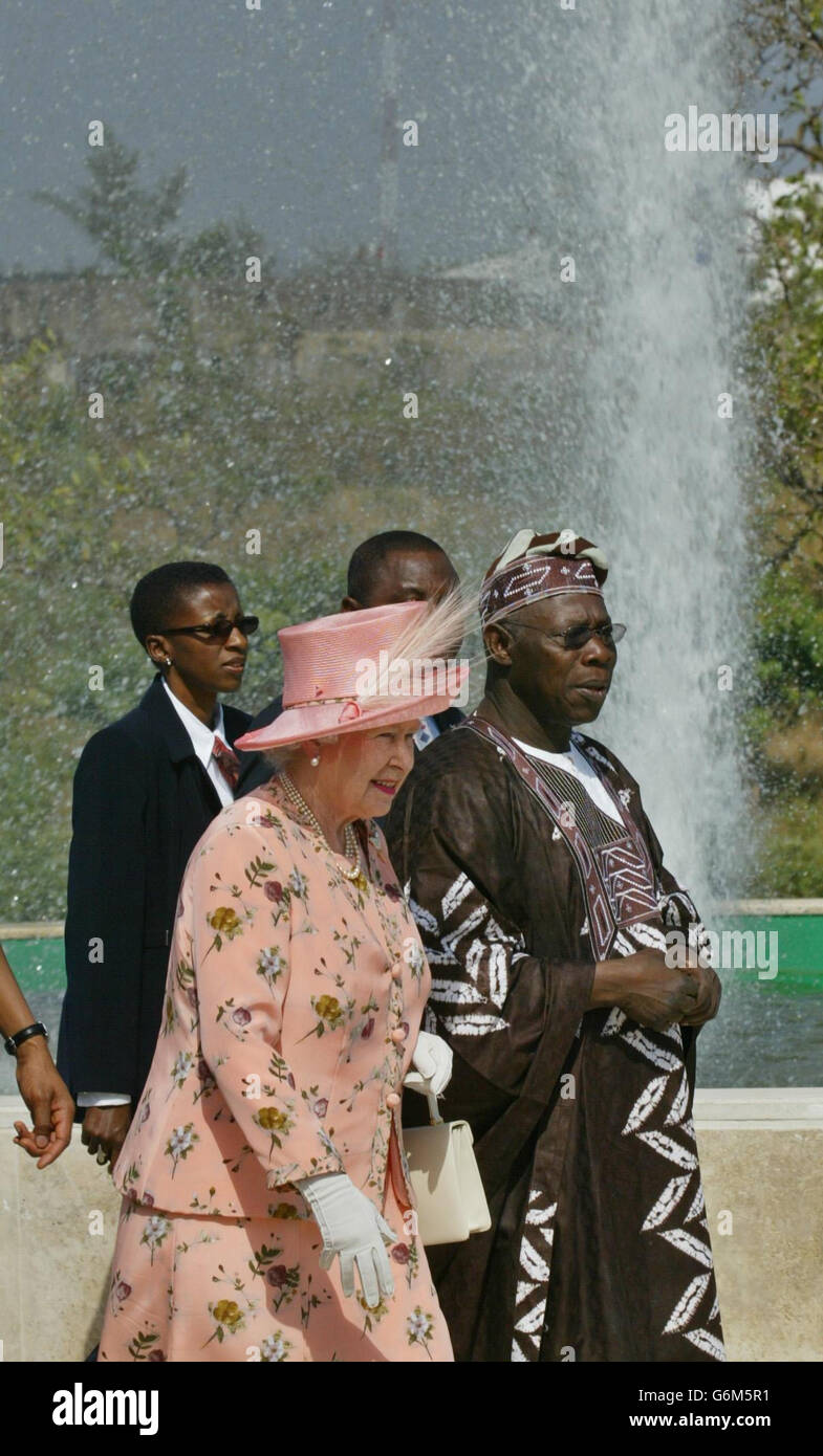 La reine Elizabeth II est escortée par le président nigérian Olusegun Obasanjo au parc du millénaire à Abuja, au Nigéria. Plus tard, la Reine devait lancer un radio-feuilleton dans un village, le deuxième jour de sa visite officielle dans le pays ouest-africain. Banque D'Images
