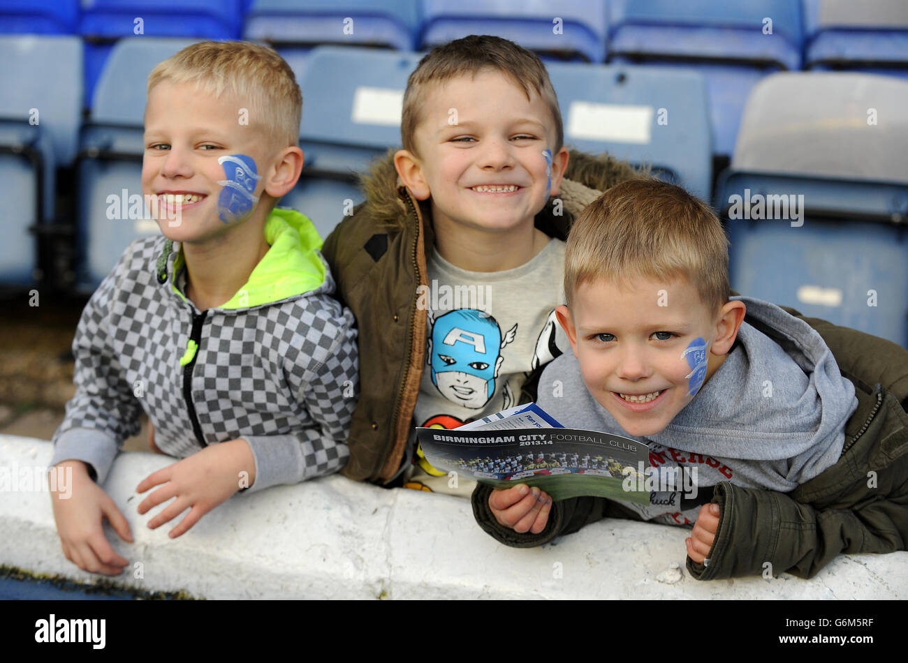 Jeunes fans de Birmingham City dans les stands avant le lancement. Banque D'Images