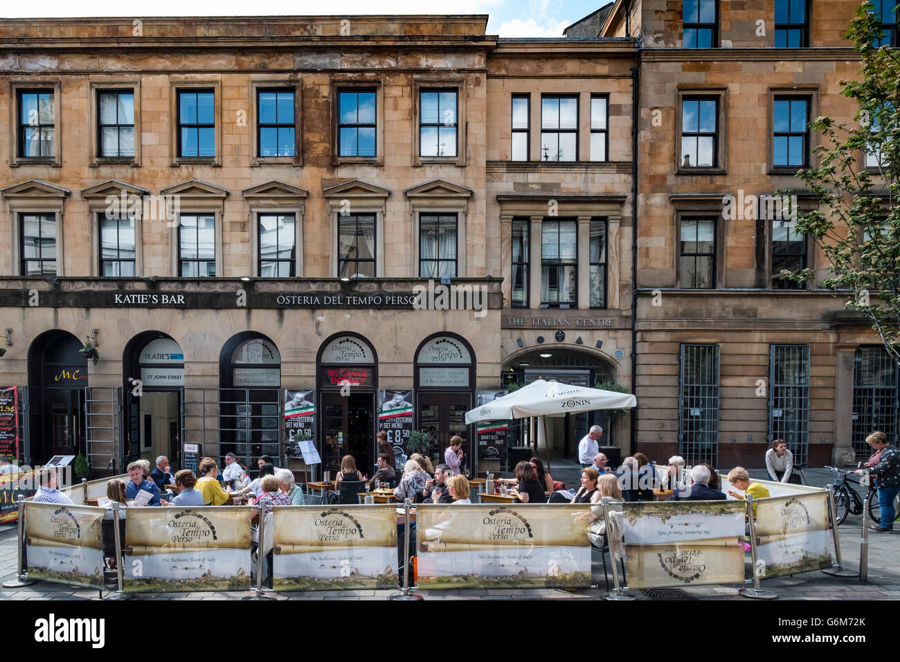 Restaurant en plein air sur la rue au centre italien à Merchant City district de Glasgow, Ecosse, Royaume-Uni Banque D'Images