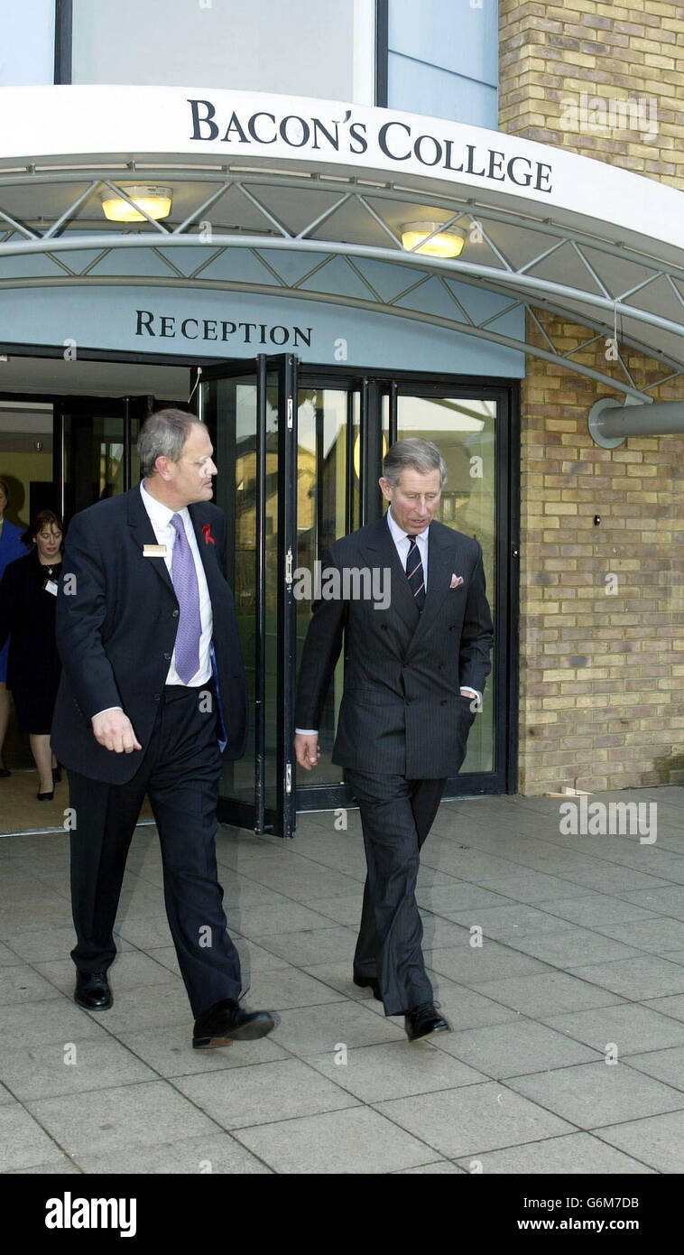 Le Prince de Galles avec le principal Tony Perry lors d'une visite au Bacon's College de Rotherhithe, dans le sud-est de Londres, où il a rencontré les élèves et a parlé à des diplômés de haut vol qui sont encouragés à enseigner par le biais d'un programme de formation rapide innovant, Teach First, Qui vise à placer les meilleurs diplômés dans les écoles du centre-ville de Londres, qui sont à court de personnel. Le prince de Galles, dont le plus jeune fils, Harry, est en train de profiter d'une période post-scolaire en Australie, a également déclaré à son chef garçon, Carl Duffett, qu'il aurait souhaité avoir pris une année d'écart avant l'université. Banque D'Images