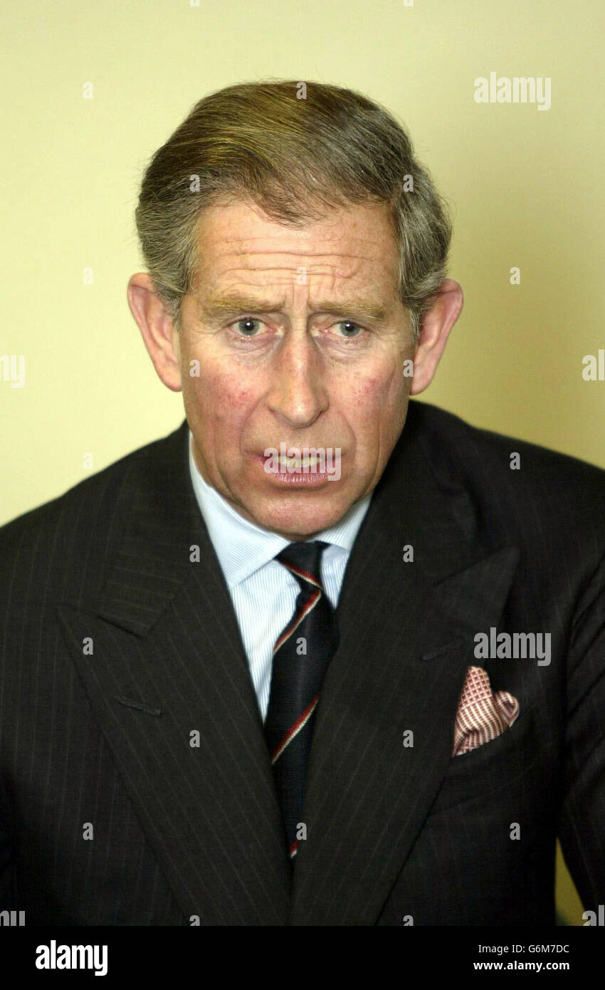 Le Prince de Galles lors d'une visite au Bacon's College de Rotherhithe, dans le sud-est de Londres, où il a rencontré les élèves et a parlé à des diplômés de haut vol qui sont encouragés à enseigner par un programme innovant de formation rapide, Teach First, Qui vise à placer les meilleurs diplômés dans les écoles du centre-ville de Londres, qui sont à court de personnel. Le prince de Galles, dont le plus jeune fils, Harry, est en train de profiter d'une période post-scolaire en Australie, a également déclaré à son chef garçon, Carl Duffett, qu'il aurait souhaité avoir pris une année d'écart avant l'université. Banque D'Images