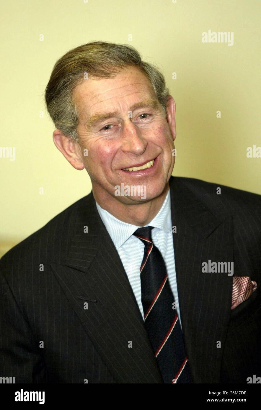 Le Prince de Galles lors d'une visite au Bacon's College de Rotherhithe, dans le sud-est de Londres, où il a rencontré les élèves et a parlé à des diplômés de haut vol qui sont encouragés à enseigner par un programme innovant de formation rapide, Teach First, Qui vise à placer les meilleurs diplômés dans les écoles du centre-ville de Londres, qui sont à court de personnel. Le prince de Galles, dont le plus jeune fils, Harry, est en train de profiter d'une période post-scolaire en Australie, a également déclaré à son chef garçon, Carl Duffett, qu'il aurait souhaité avoir pris une année d'écart avant l'université. Banque D'Images