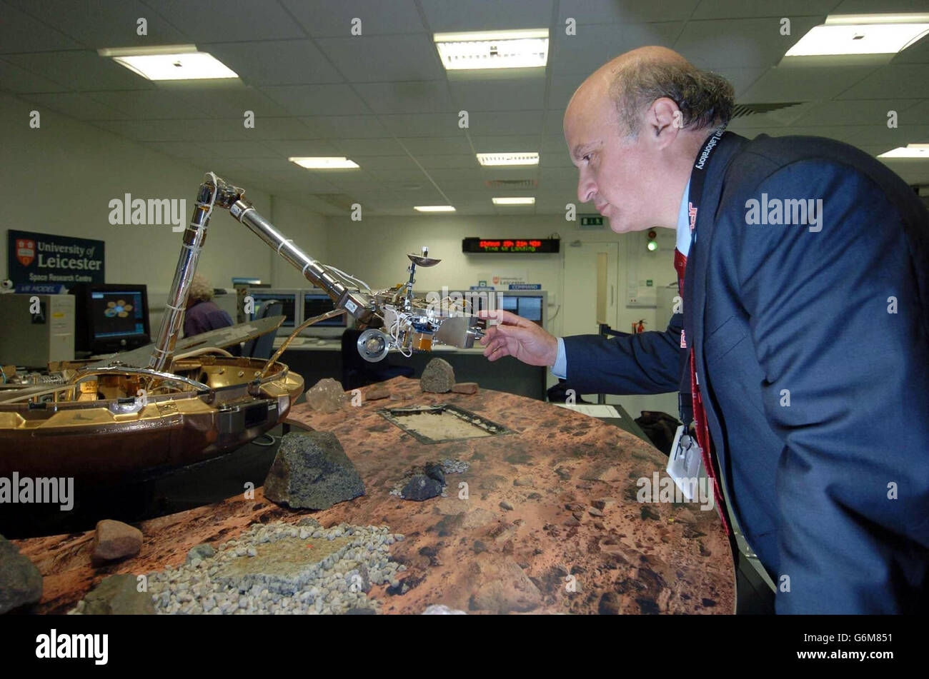 Le directeur de mission, M. Mark Simms, examine le modèle de Beagle 2, au Centre spatial national de Leicester. Un bourdonnement d'excitation et d'optimisme tendu a été suspendu sur les scientifiques du Centre spatial national aujourd'hui alors que le compte à rebours final a commencé pour la première mission de la Grande-Bretagne de trouver la vie sur Mars. Avec 13 jours à parcourir avant l'atterrissage le bateau Beagle 2 est parachuté sur la planète rouge, il reste de nombreux moments nerveux avant que la mission puisse être saluée un succès. Banque D'Images