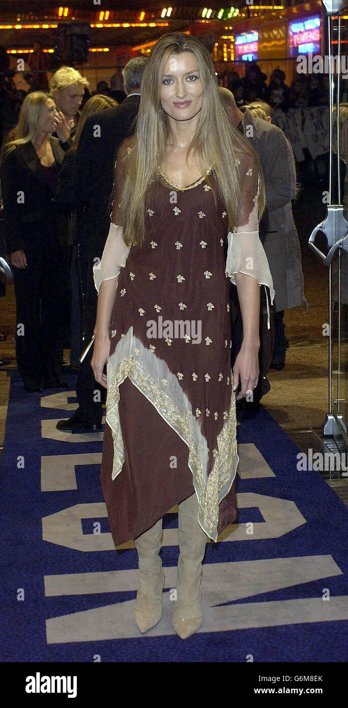 L'actrice Natascha McElhone arrive pour la première britannique de Lord of the Rings : le retour du roi à Odeon Leicester Square, dans le centre de Londres.Le troisième film de la trilogie Lord of the Rings - réalisé par Peter Jackson - est sorti le 17 décembre 2003. Banque D'Images