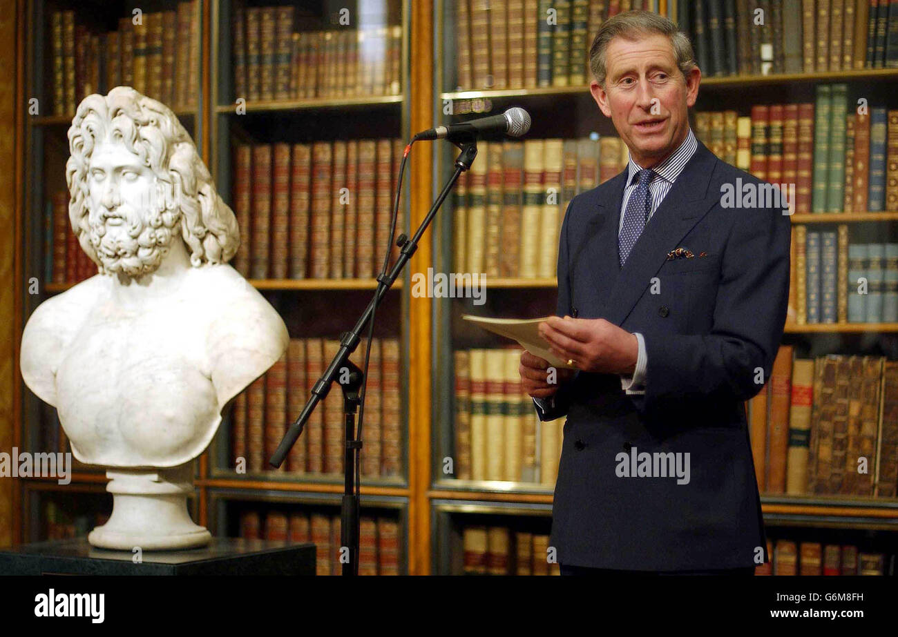Le Prince de Galles lors d'un discours à la nouvelle Enlightenment Gallery du British Museum, Londres. (Le Prince Charles se trouve à côté d'une statue de Zeus). Une interdiction de la chasse au renard en Grande-Bretagne ne durerait jamais, a déclaré ce soir le prince de Galles. Il a dit à un invité lors de l'ouverture de la British Museum's Enlightenment Gallery que la tradition de la chasse au renard ne serait jamais Va-t'en. Banque D'Images