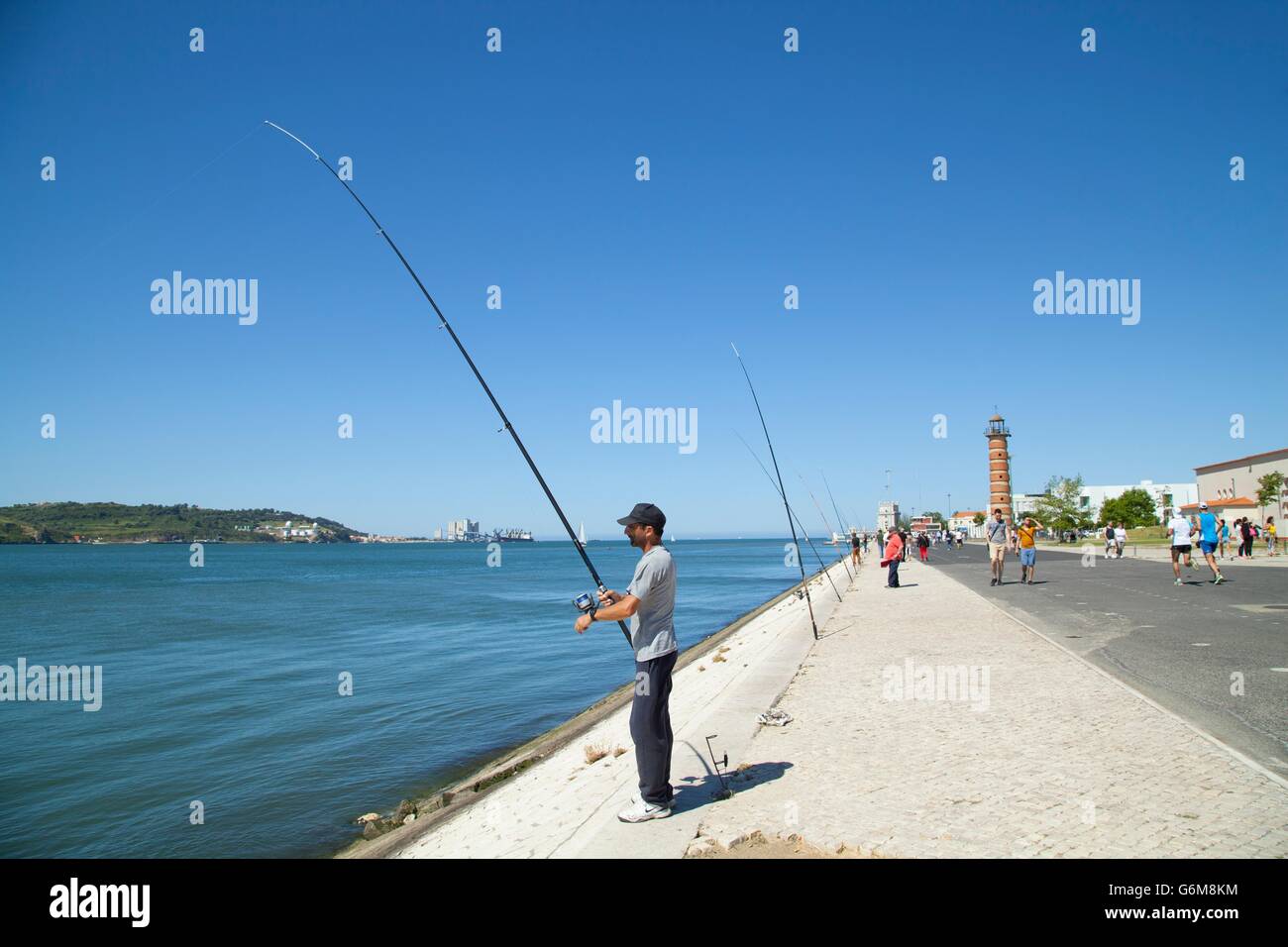 Lisbonne, Portugal. 31 mai 2015. L'homme pêche sur les rives du Tage à Belém, Lisbonne Banque D'Images