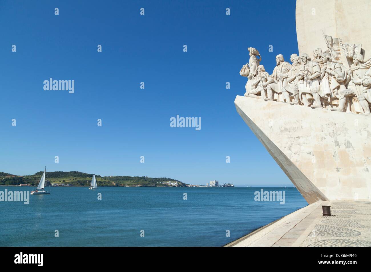 Monument de la découverte à Belém, Lisbonne. Le momument montre Henri le navigateur à l'avant-garde et célèbre l'âge portugais o Banque D'Images